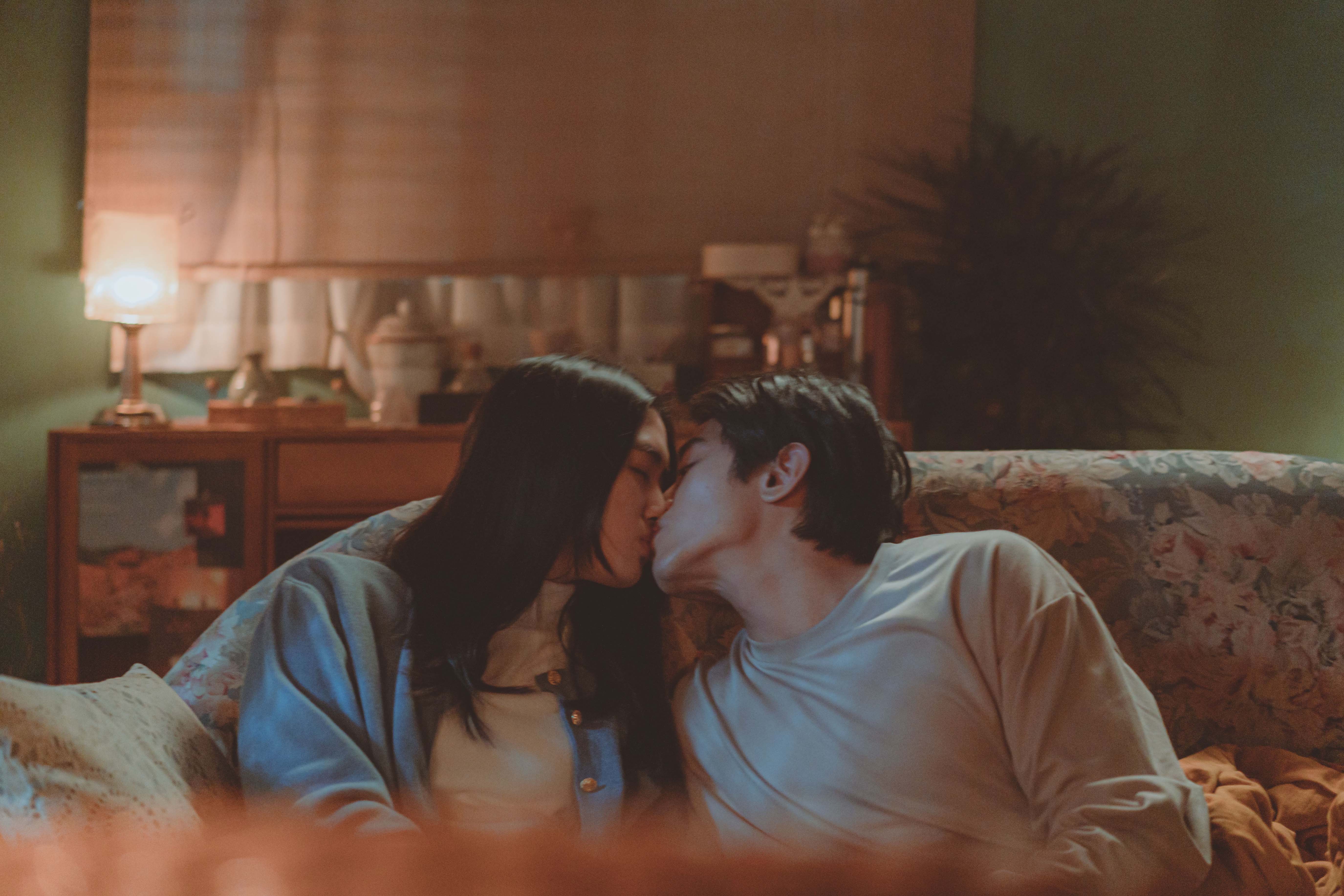 初孟軒與雷嘉汭繼《八尺門的辯護人》後二度合作，2人雖然演情侶，但拍攝吻戲時卻因彼此太熟頻笑場。（一群獨角鯨娛樂提供）