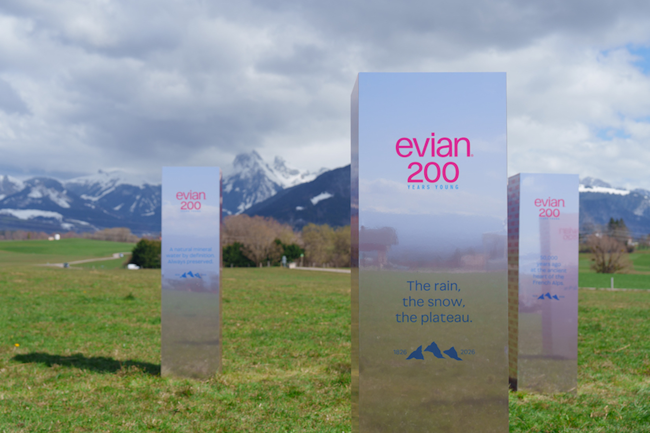 evian邀請200位名人回到法國阿爾卑斯山的天然礦泉水發源地「依雲小鎮」舉辦200週年慶祝活動。（evian提供）