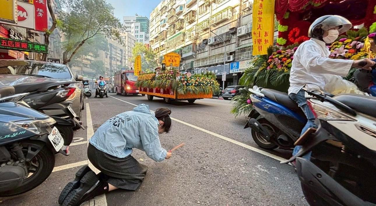 曹興誠大酸徐巧芯昨（22日）PO跪拜媽祖照，手上的香根本沒點著，「連媽祖都敢騙，實在可恥」。（翻攝自徐巧芯臉書）