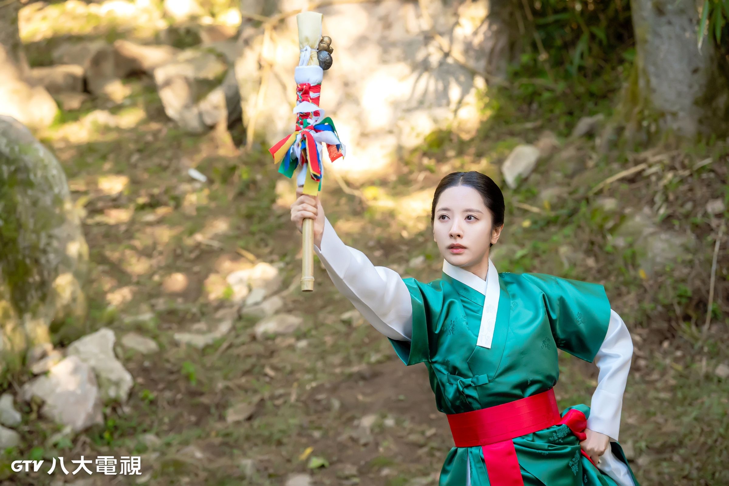金知妍為詮釋女巫角色，在片場與專業巫師練習巫術、舞蹈等。（八大電視提供）