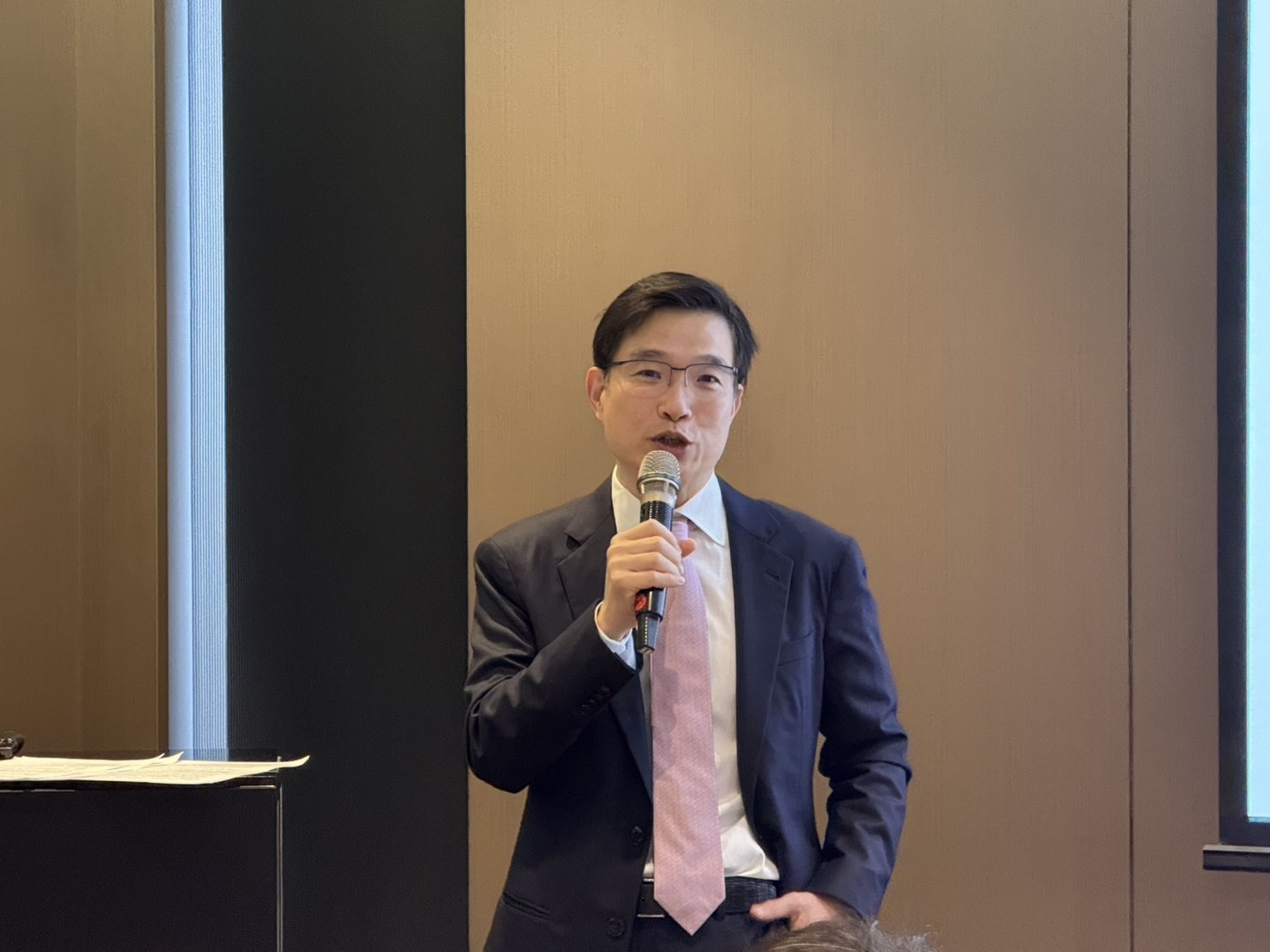 創投公會理事長邱德成19日於媒體餐敘指出，將持續推動法規鬆綁，為台灣打造護國群星。（創投公會提供）
