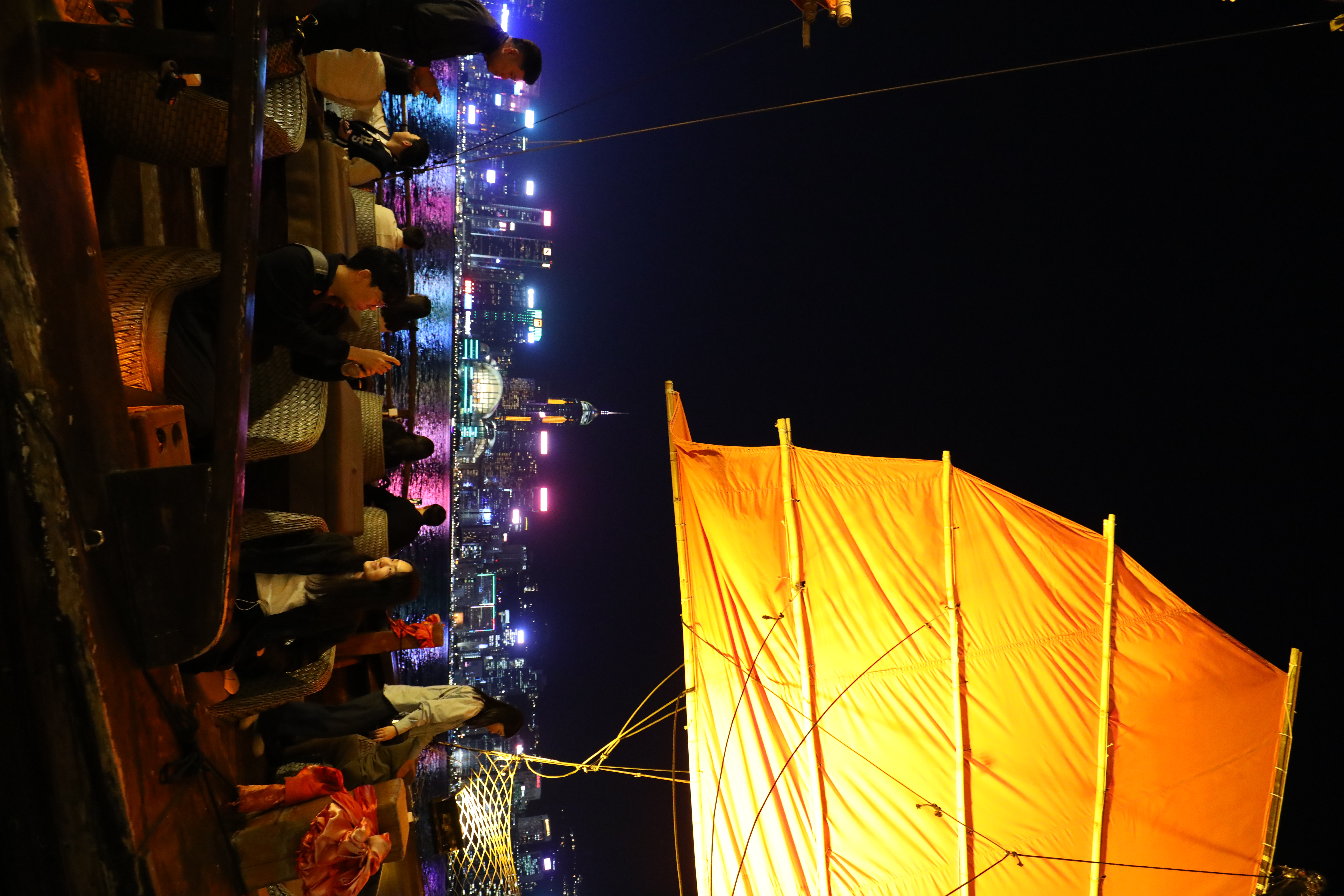 以維港夜色和古典帆船當背景，拍美照是一定要做的事。