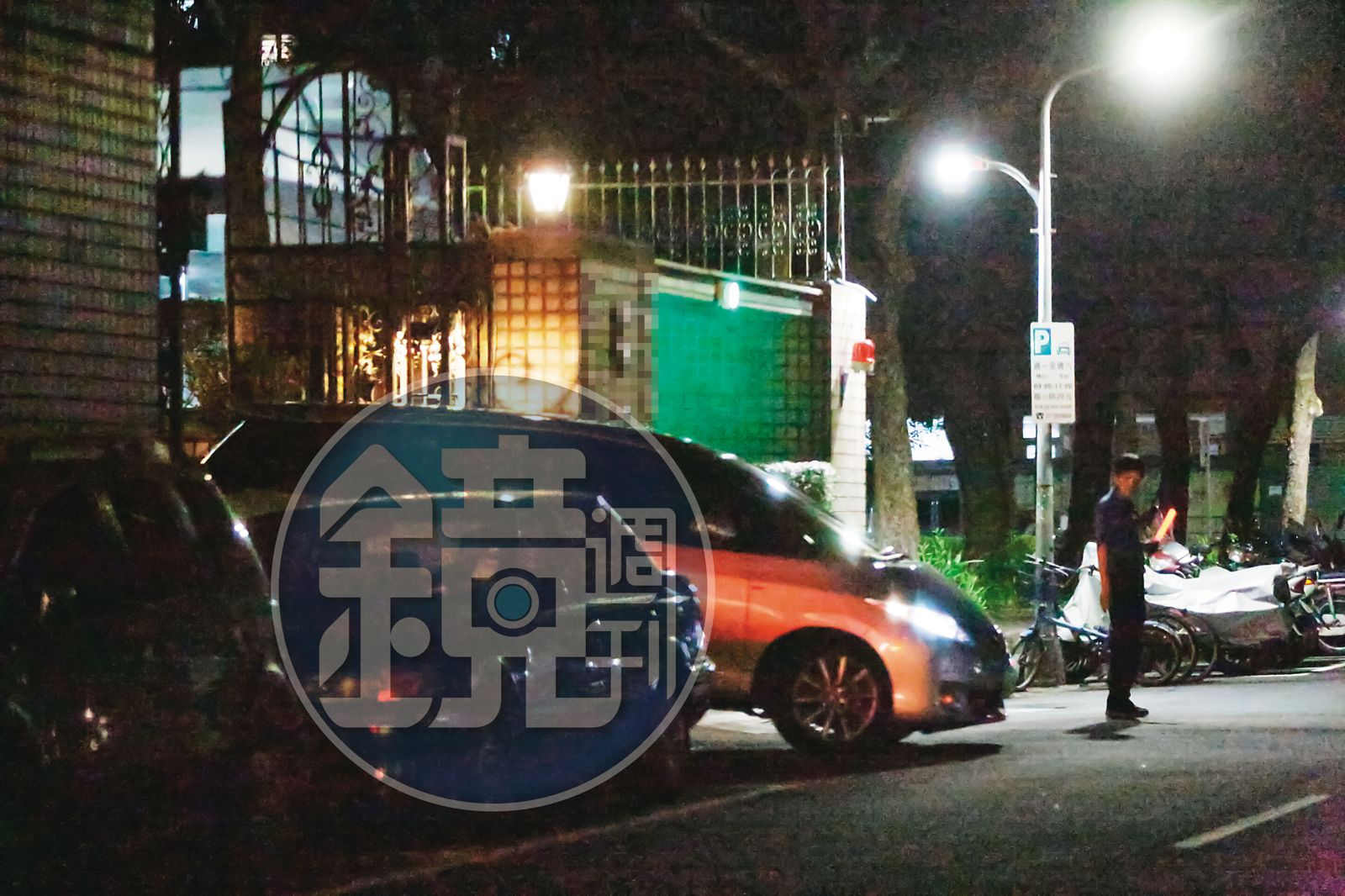 2019.7.29 21:43 柯文哲離開邱宅，與司機及隨扈驅車離去時，社區警衛還幫忙指揮交通。