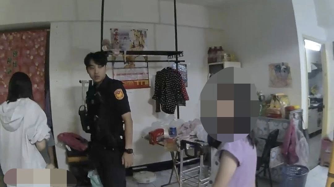 員警見這對小姐第一整天沒吃東西，趕緊帶回派出所，並提供食物。（翻攝自三峽分局•警繫三鶯線臉書）