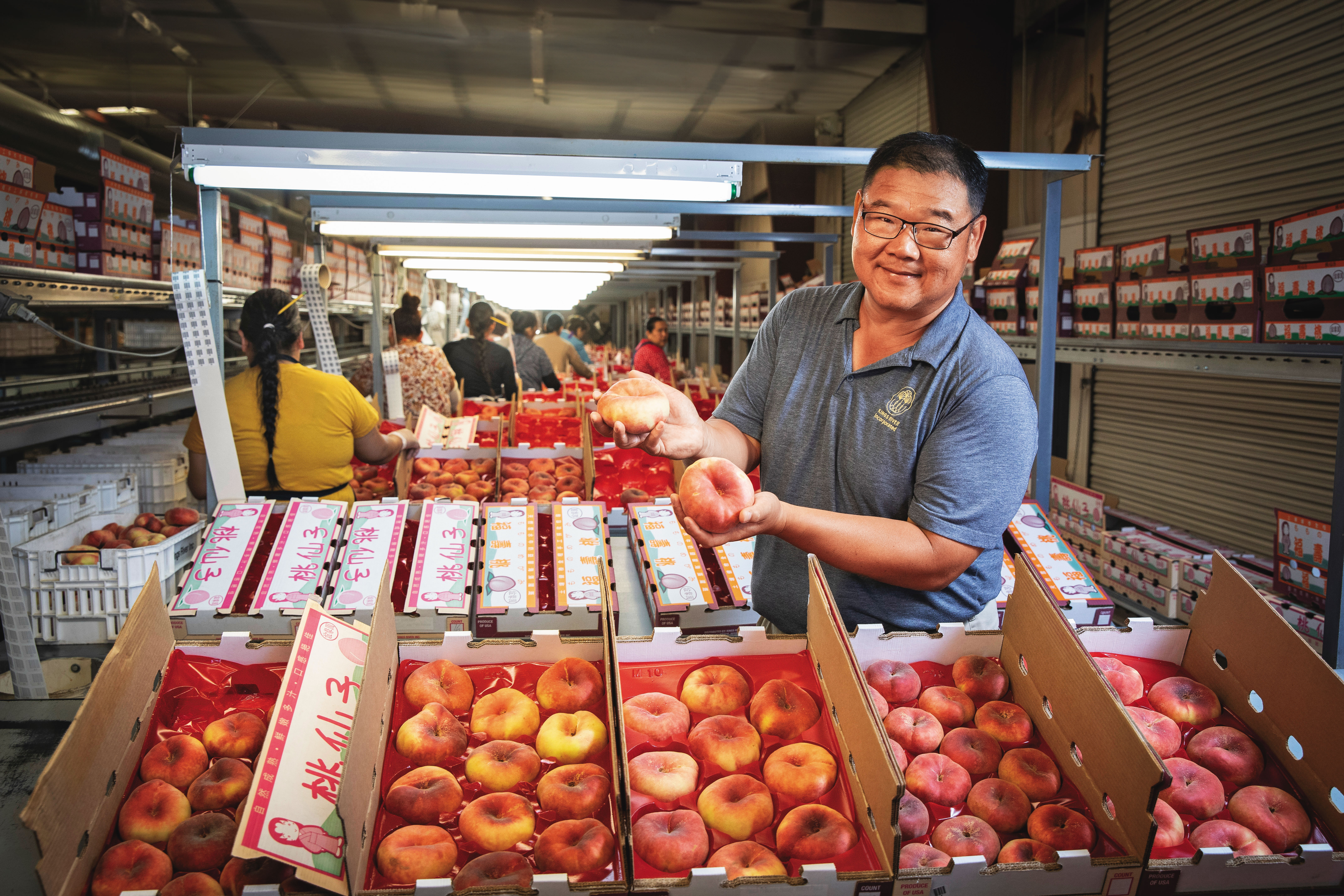 汪松林28年前到美國做水果貿易，為掌控品質，在中加州購地自種水蜜桃，如今種出精品等級，是台灣進口量第二大。