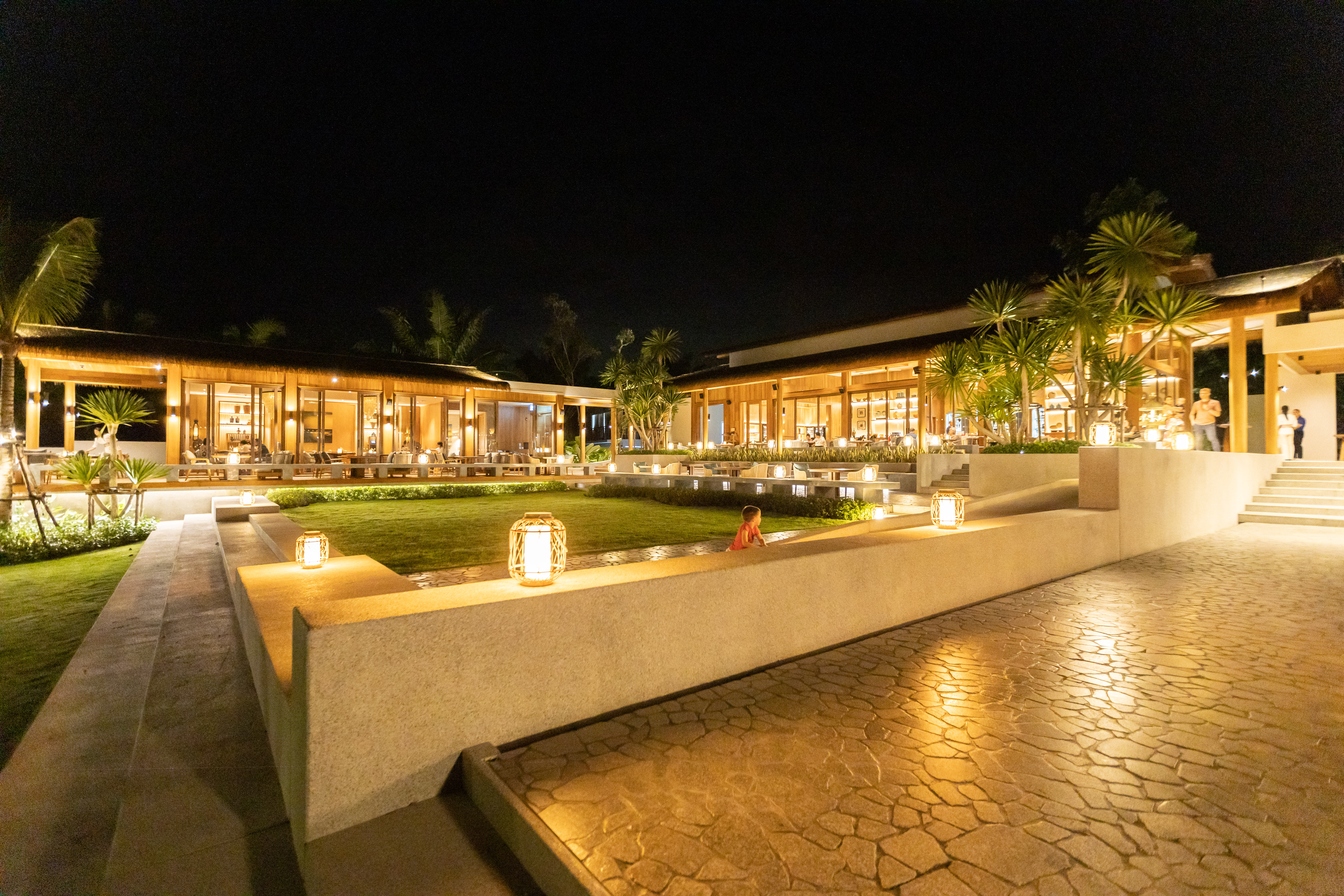 名符其實的「海灘餐廳Beach Restaurant」，座位區離海灘非常近。