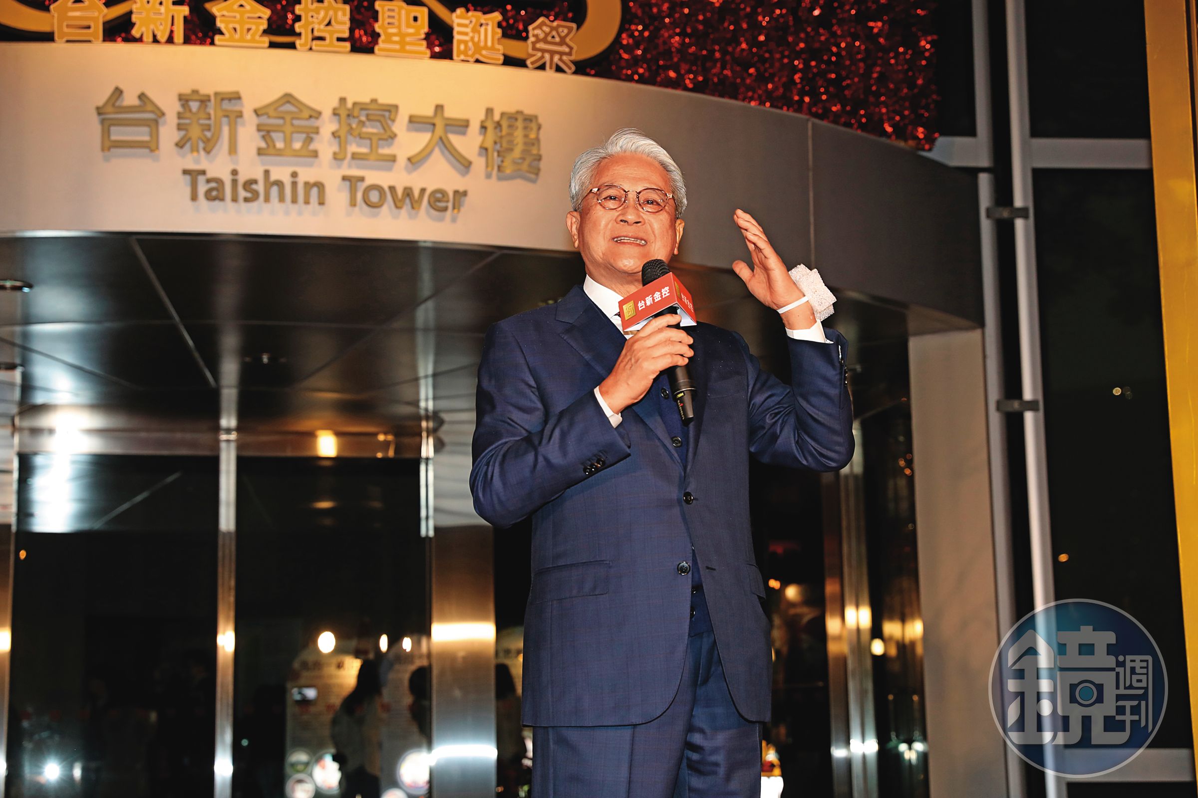 新光金和台新金合併案是否繼續，讓吳東亮相當猶豫。