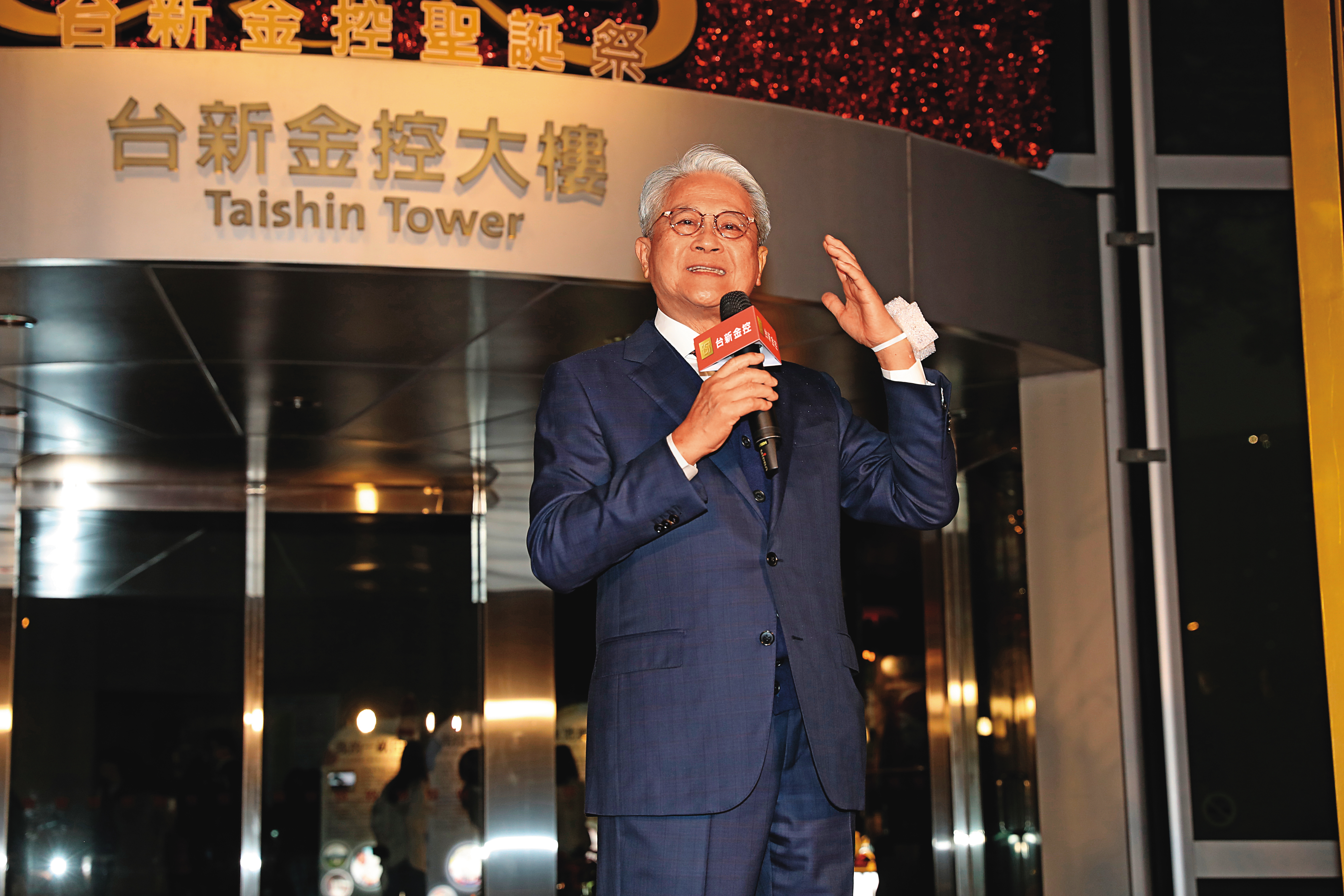 新光金和台新金合併案是否繼續,讓吳東亮相當猶豫。