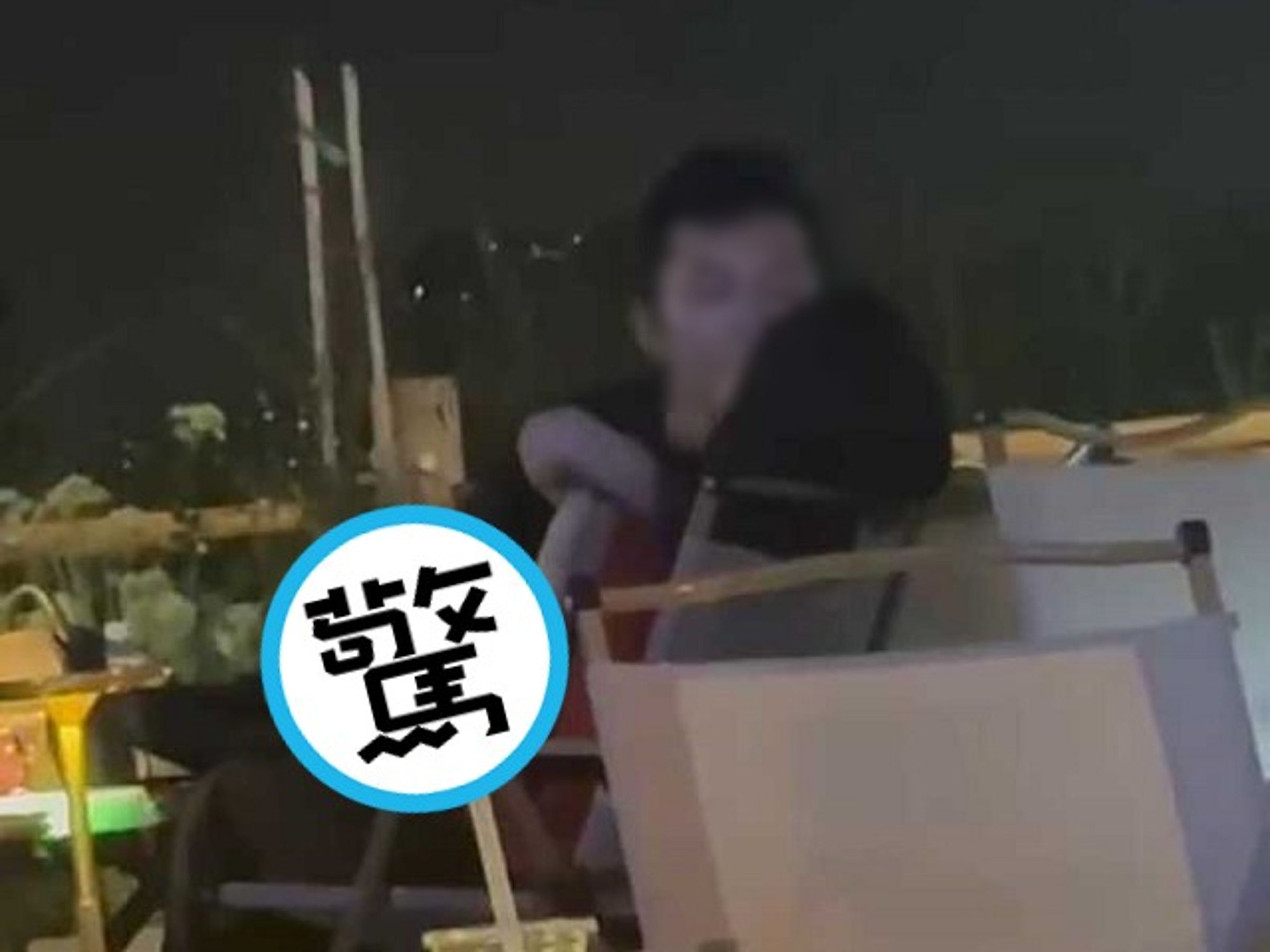 妹子們吃個晚餐驚見「加藤鷹的傳人」,全場圍觀女主角高潮迭起。(翻自《黑料網》)