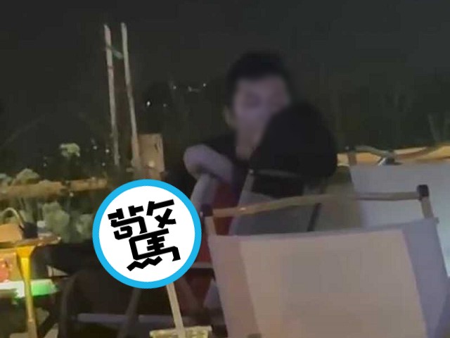 妹子們吃個晚餐驚見「加藤鷹的傳人」，全場圍觀女主角高潮迭起。（翻自《黑料網》）