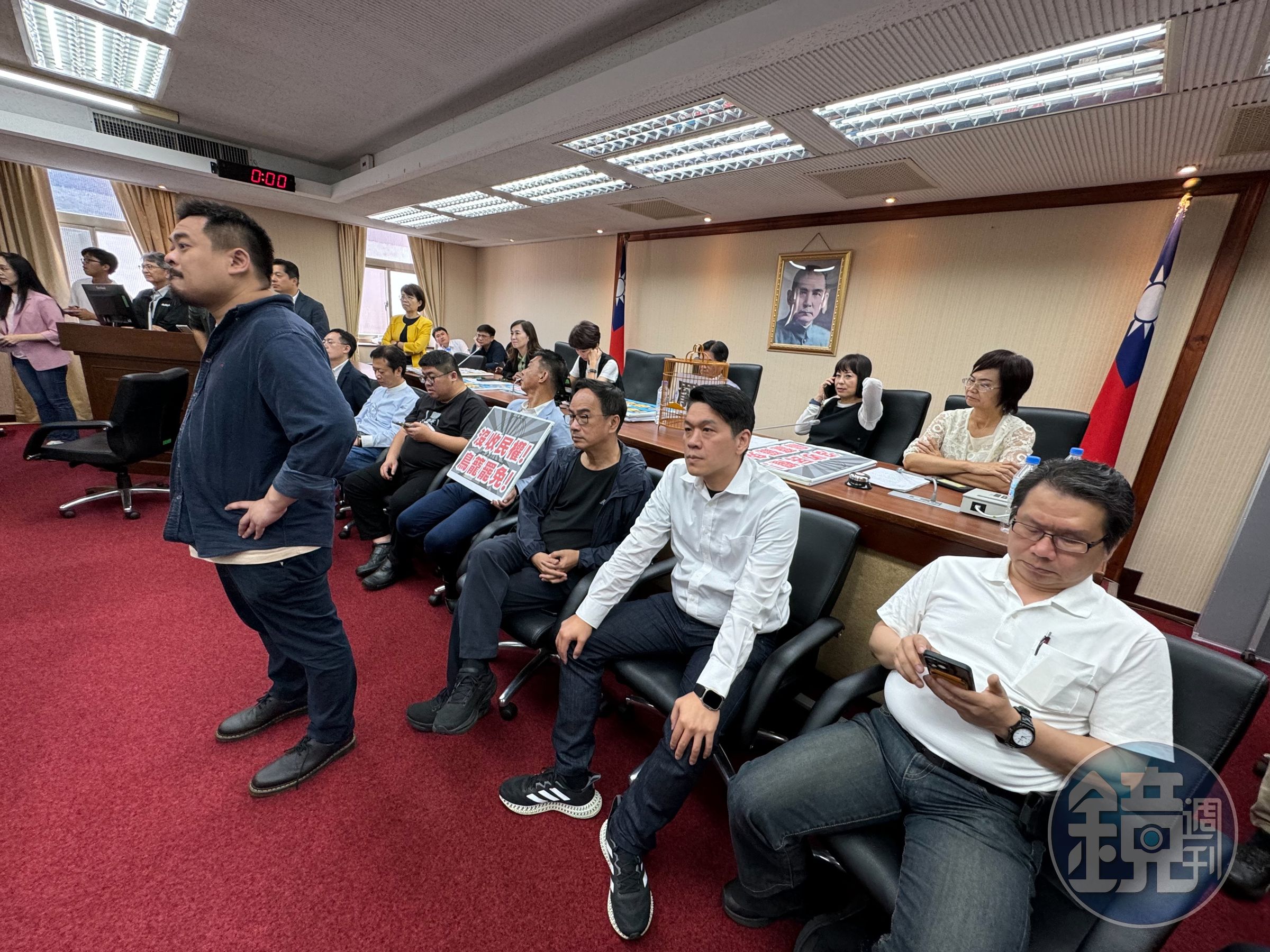 民進黨一大早就攻占主席台,讓議事無法進行。