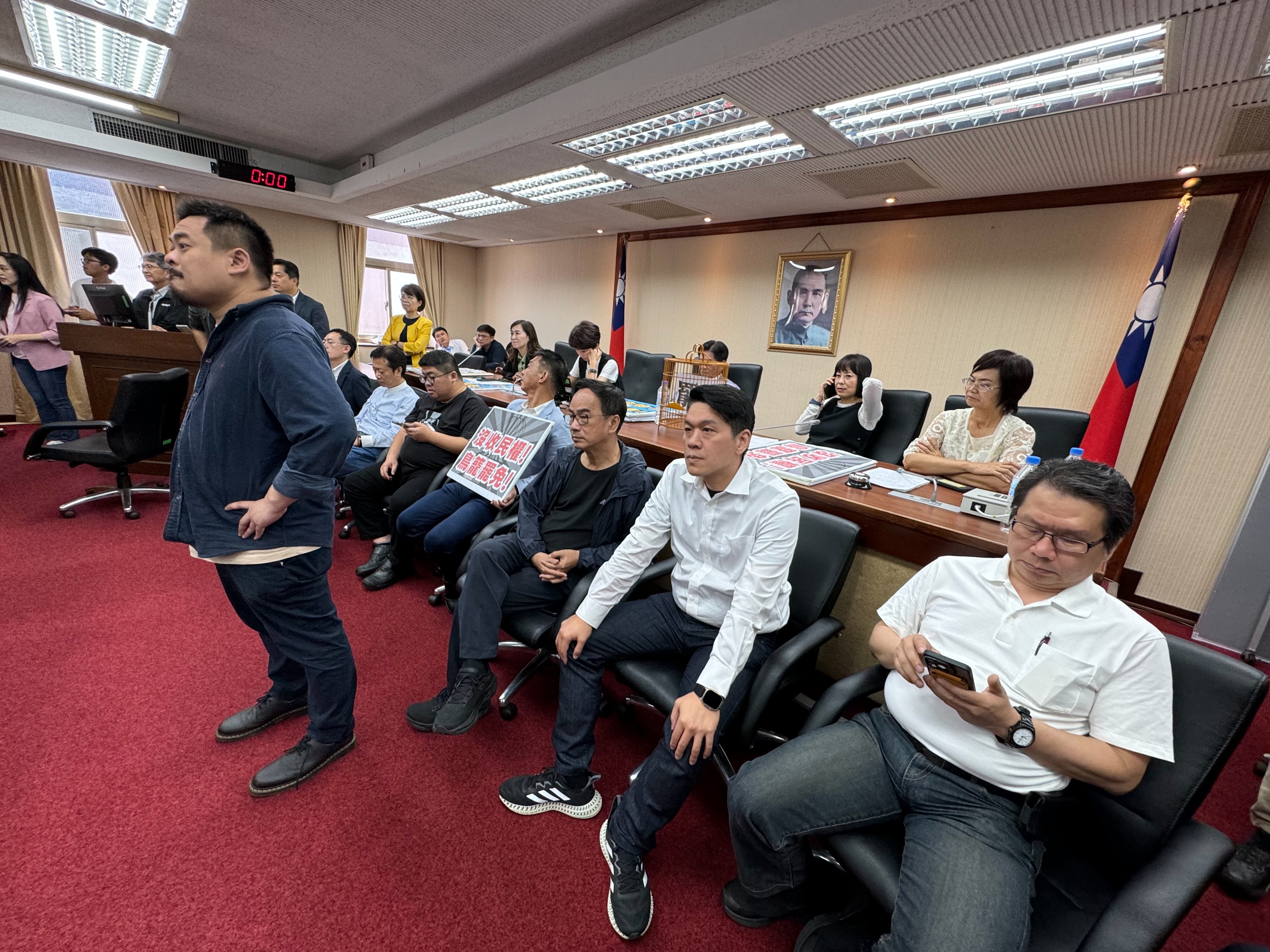 民進黨一大早就攻占主席台，讓議事無法進行。