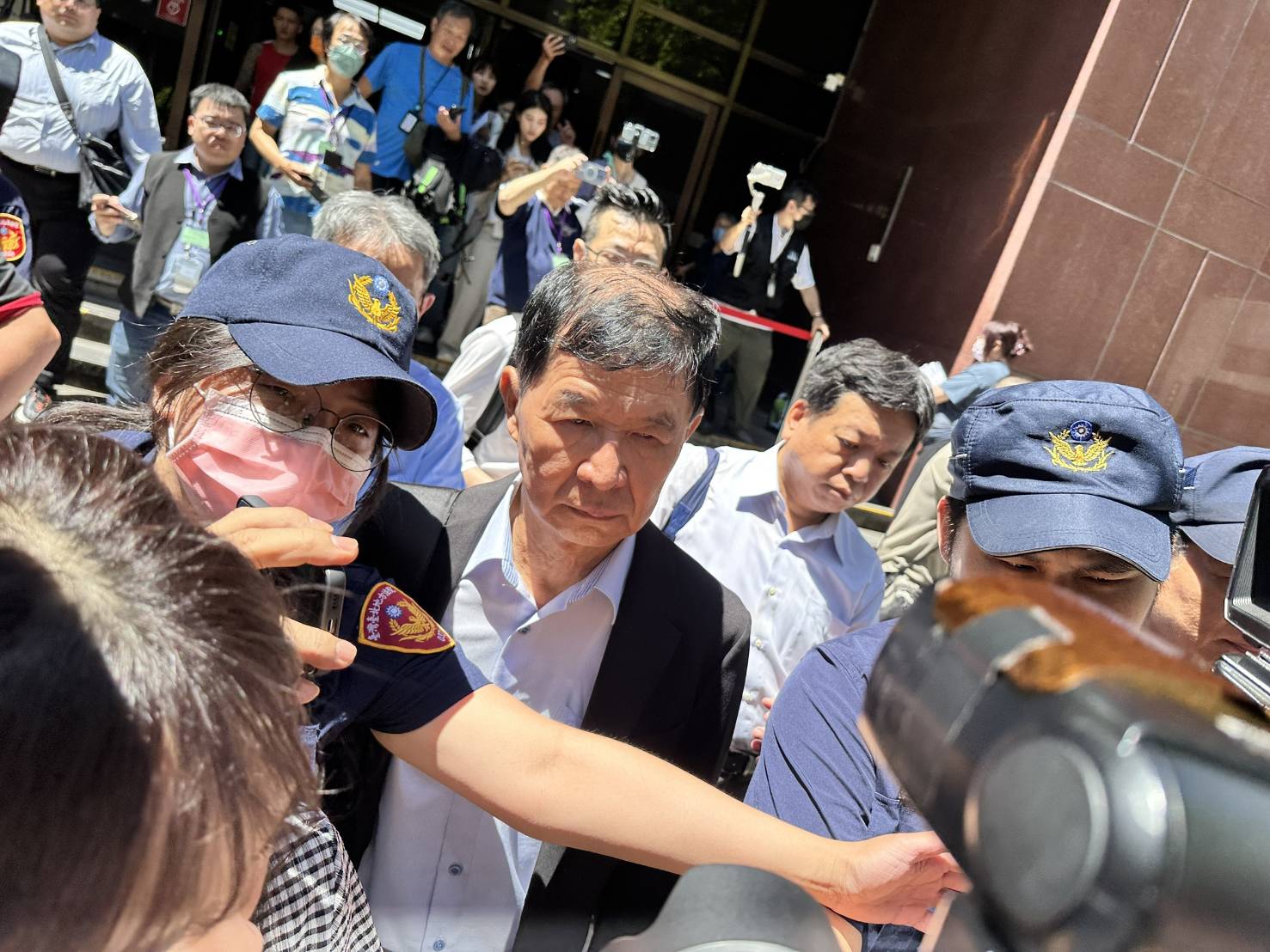 彭振聲妻子驚傳輕生，彭得知後痛哭失聲。