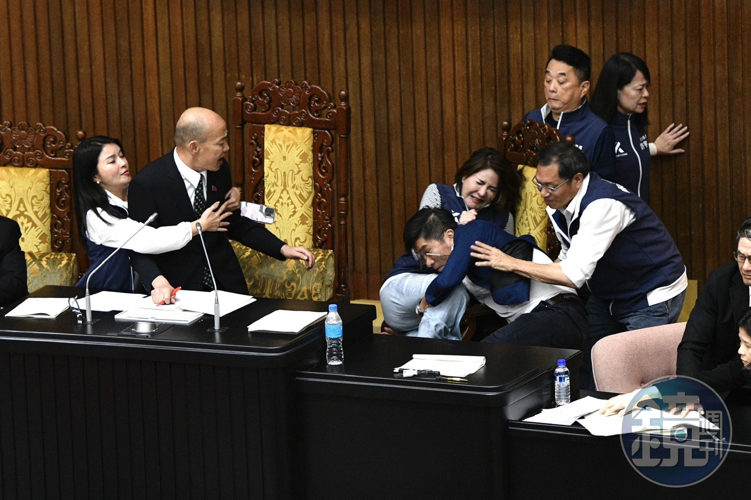 陳菁徽遭鍾佳濱撲倒後扭打至主席台下。