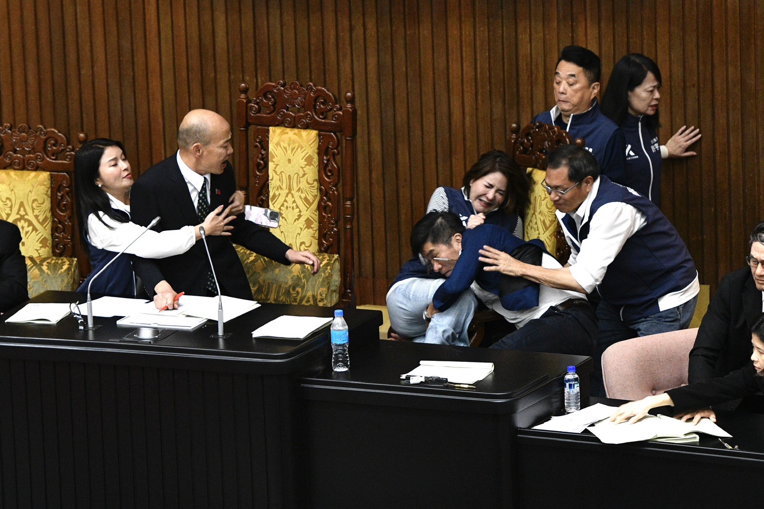 陳菁徽遭鍾佳濱撲倒後扭打至主席台下。