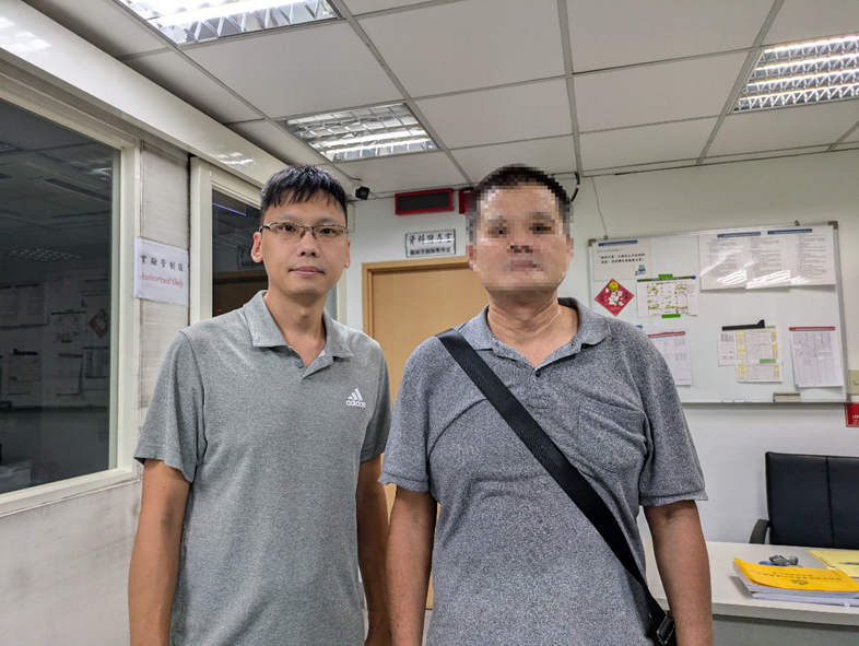 本案承辦人與家屬(右)合照。(警方提供)