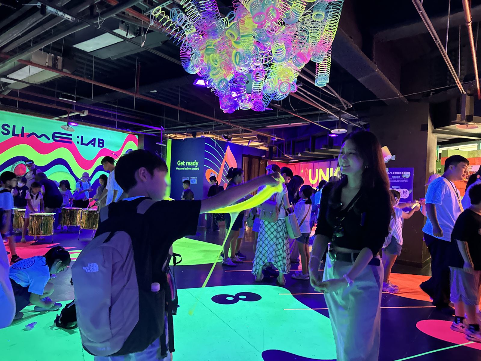 麻衣母子一起去台北的史萊姆（Slime）互動展，玩得不亦樂乎。（鏡藝宏海提供）