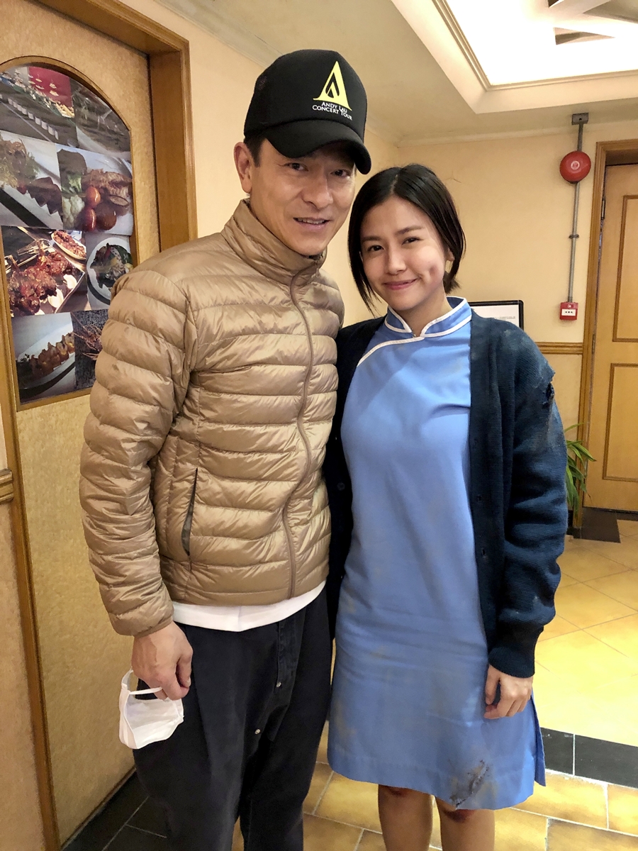  為了謝謝小演員那樣賣力演出，劉德華收工後也特意找到楊偲永與她合照。（龍祥提供）