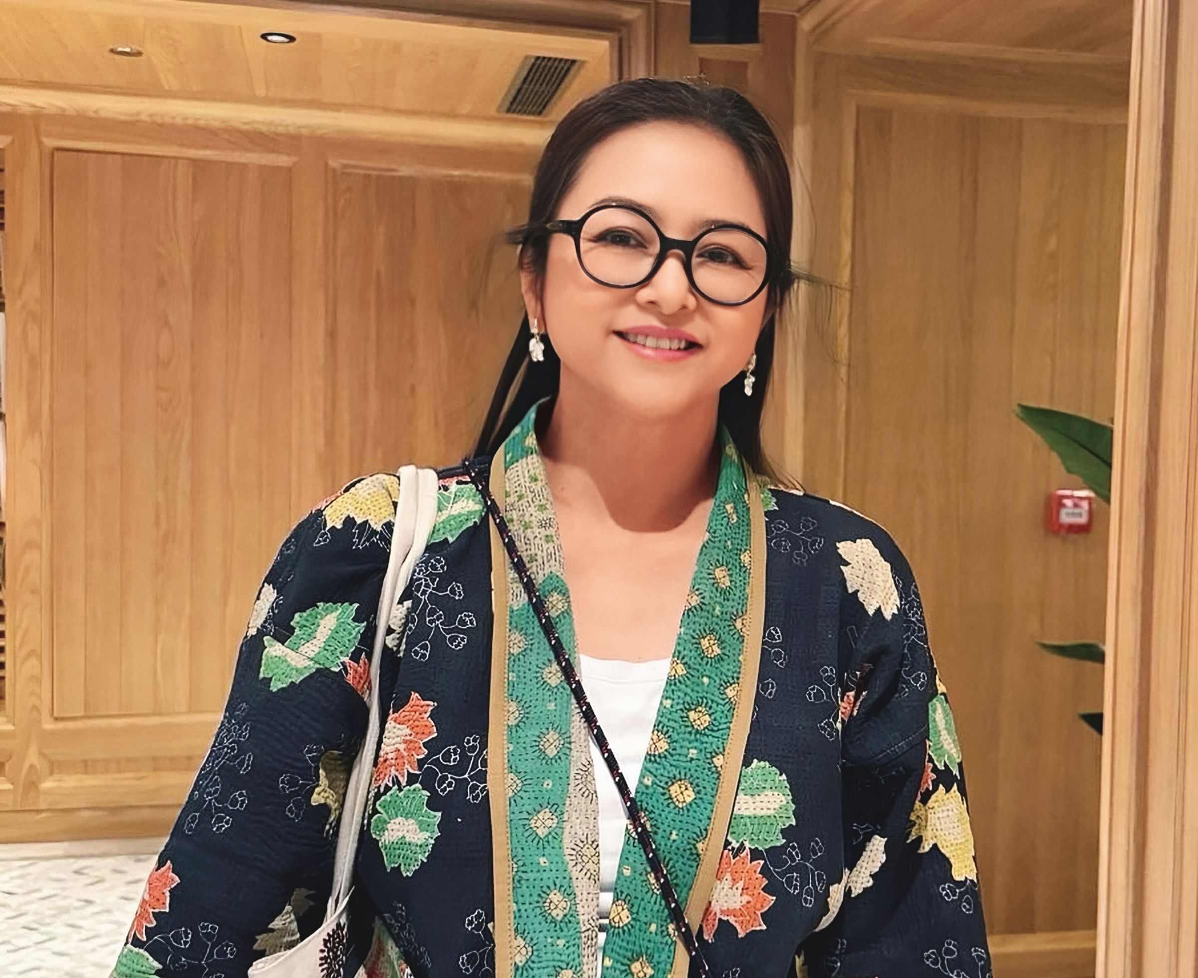 現年53歲的葉蘊儀,年輕時是紅遍台港的玉女偶像,如今轉行藝術創作,10月就要在台灣舉辦個人陶藝展。(翻攝自葉蘊儀IG)