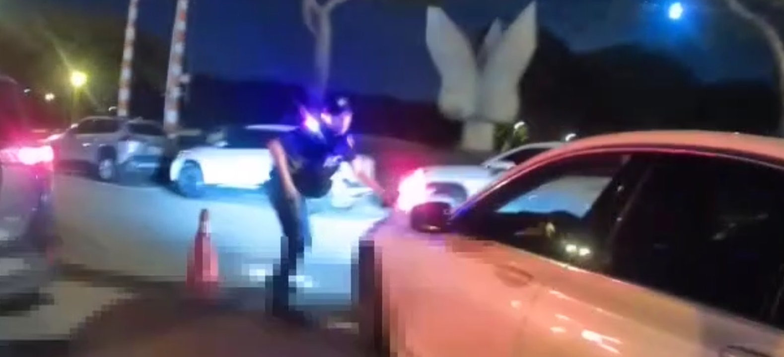 萬男遇攔檢假意停車，卻突然加速衝撞員警，造成一警受傷。（翻攝畫面）