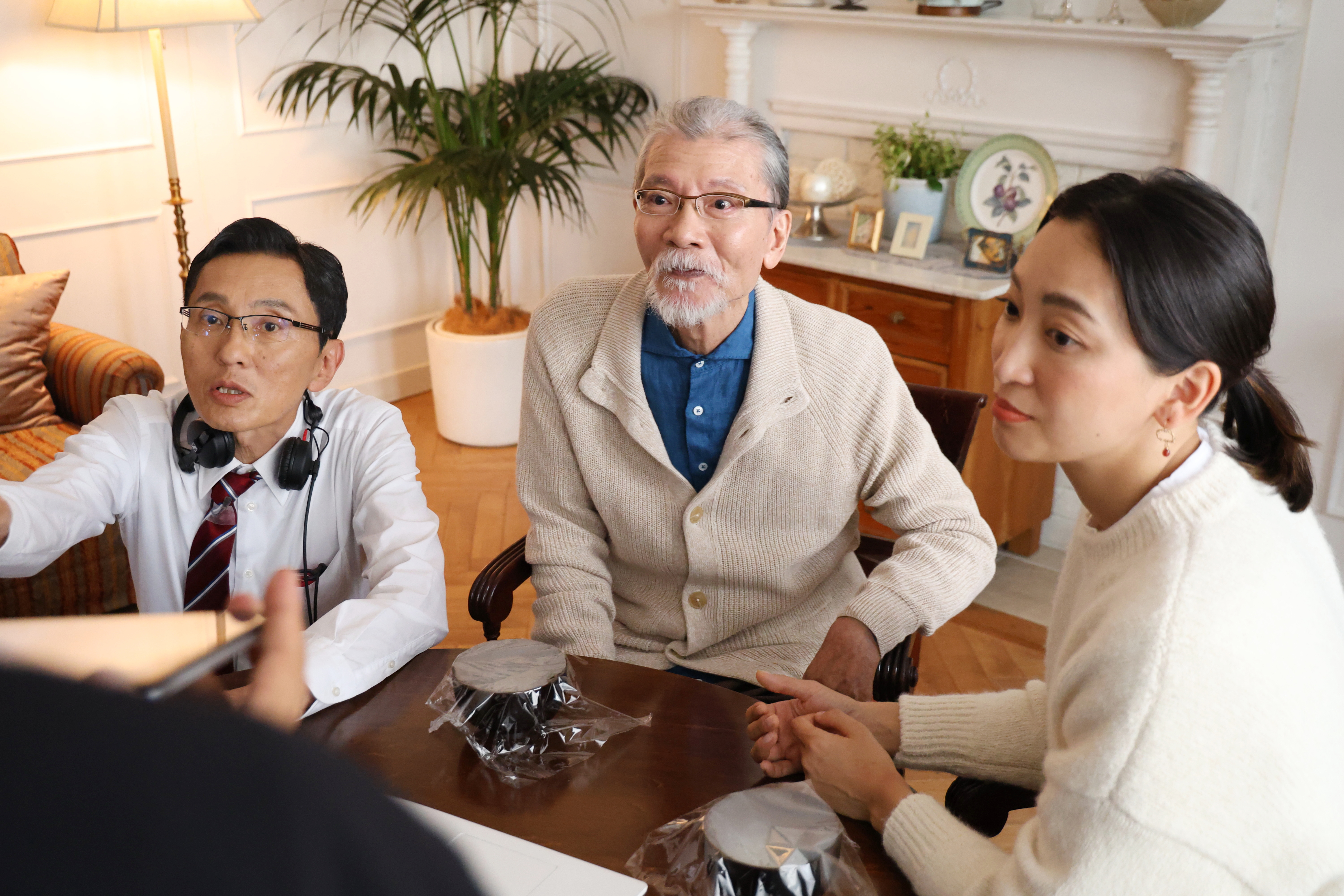 《電影版孤獨的美食家》赴法國取景拍攝，身兼編導的松重豐（左）與旅法演員杏（右）鹽見三省在片場溝通拍攝細節。（采昌國際多媒體提供）