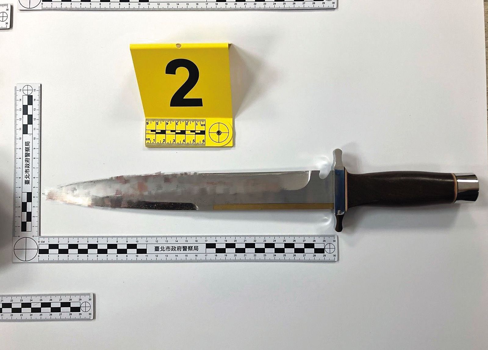 張文犯案用的刀械，與美國電影《浴血任務2》中的長刀類似。（北市警局提供）