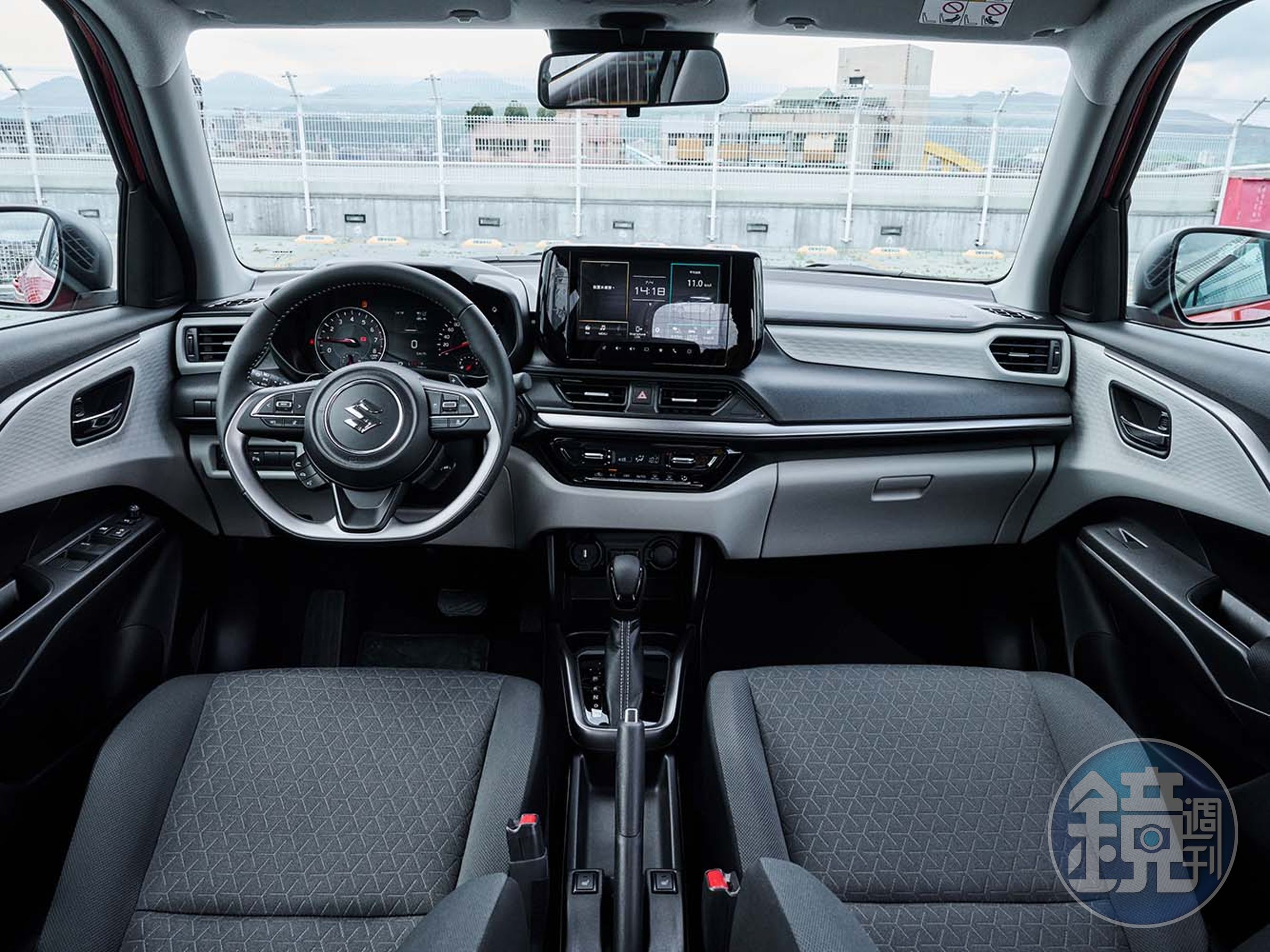 車內鋪陳採用極簡風格，但中央換上了九吋的觸控螢幕。