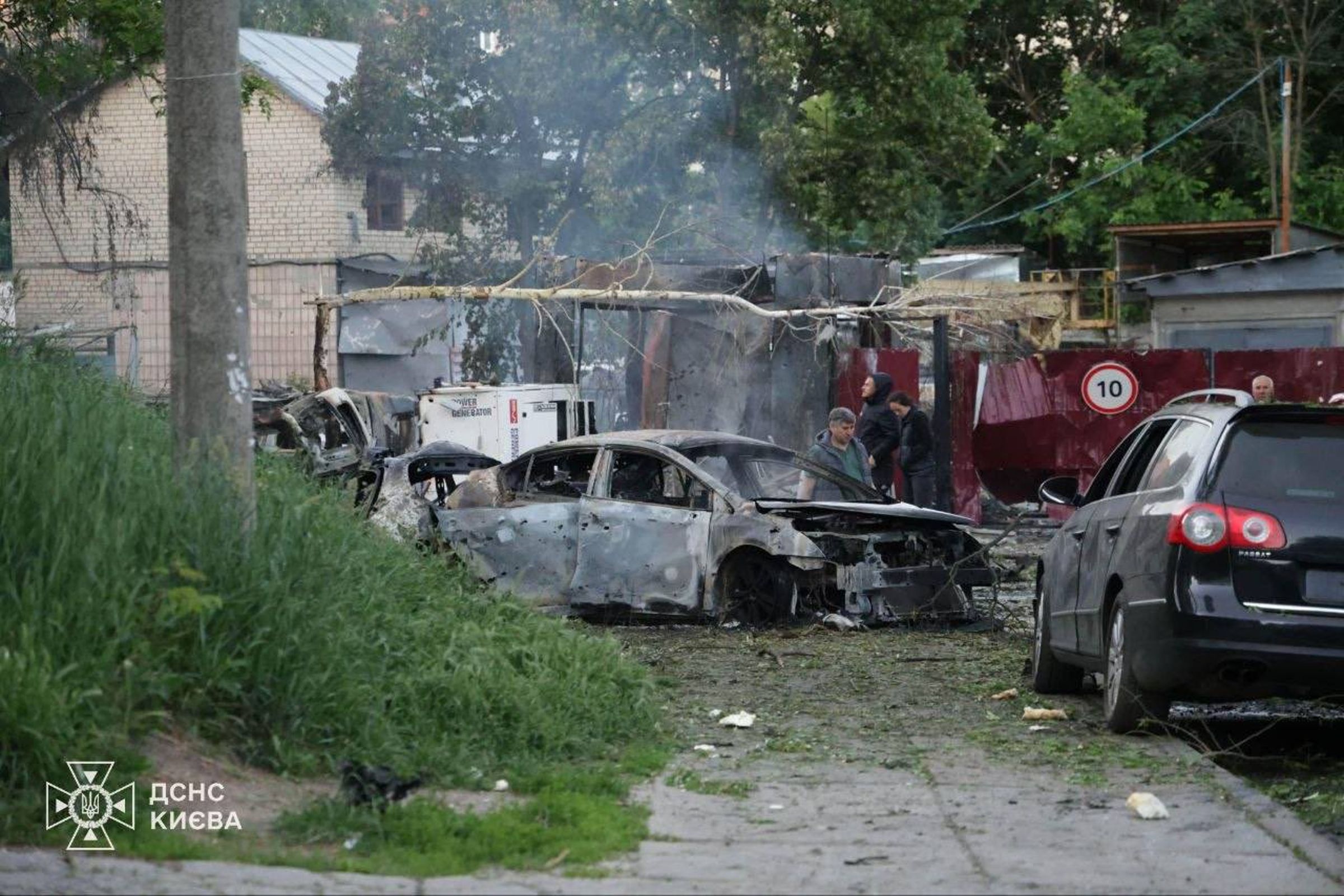 街頭汽車燃燒、濃煙遮蔽視線,宛如災難場景。(翻攝自МВС України X)