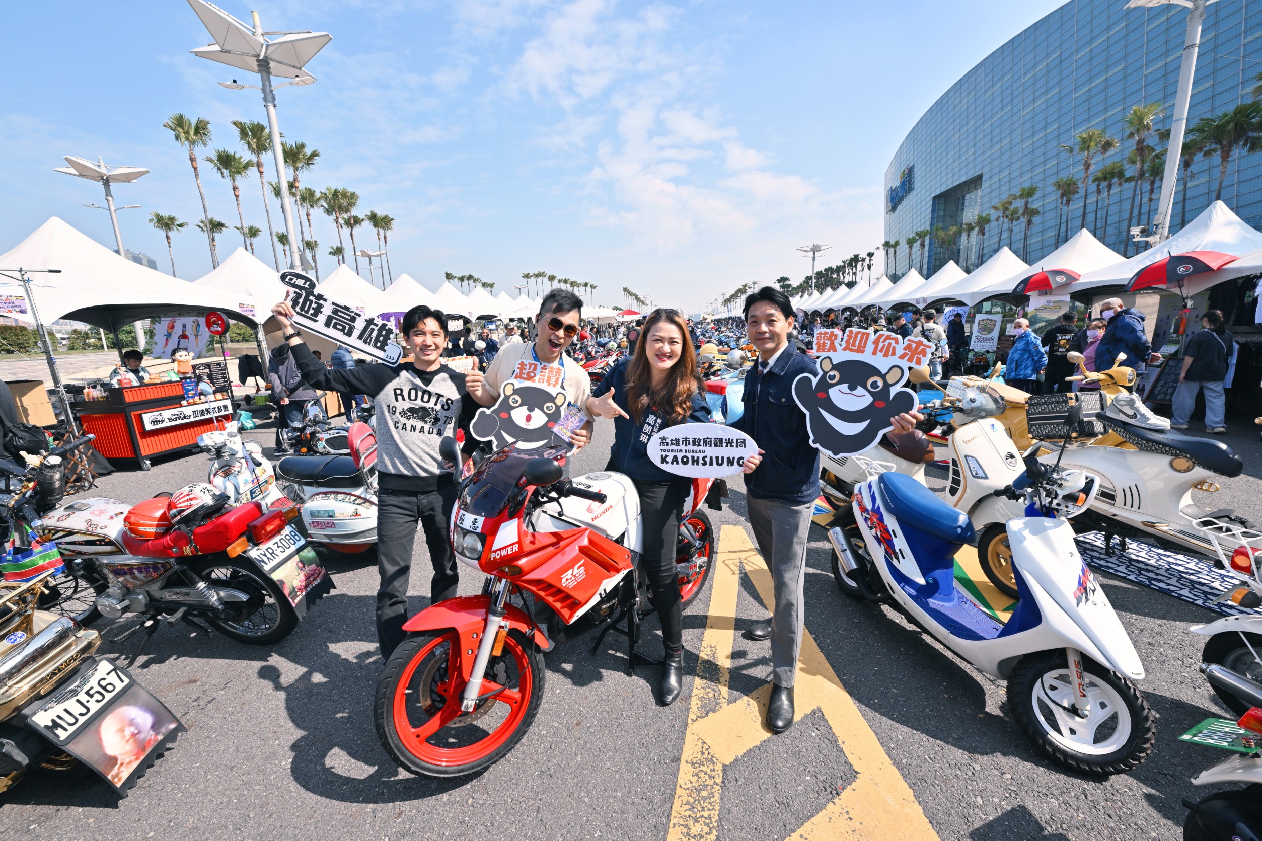 高雄市觀光局長高閔琳(右二)期待老車文化推廣活動能永續舉辦,成為高雄觀光新亮點。(主辦單位提供)