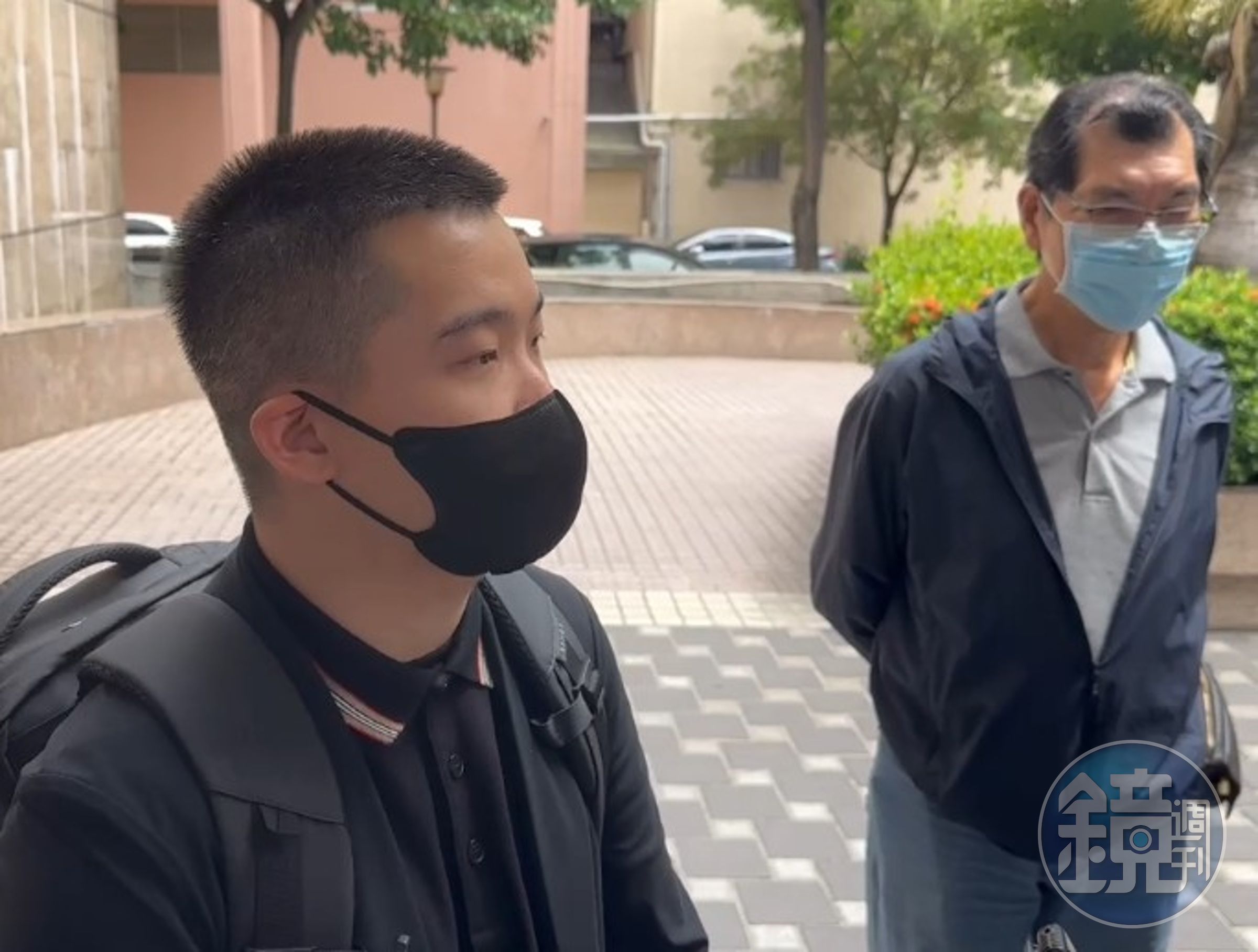 巨業客運法務人員(左)和施姓司機(右)表示有誠意賠償。