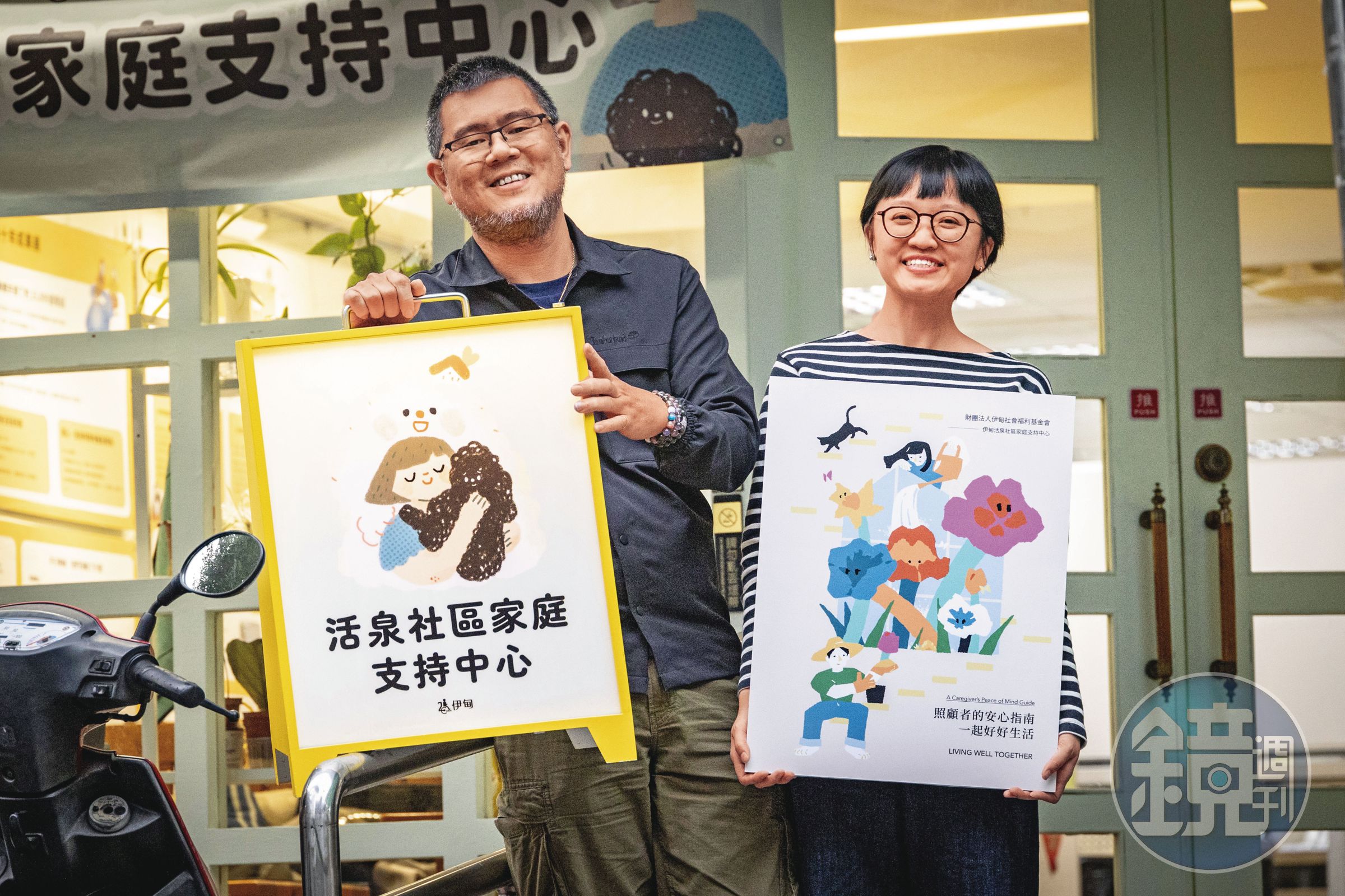 伊甸基金會活泉社家的陳建豪(左)、莊雅雯(右)協助許多家庭照顧者整理自己的經驗並出版成冊,成為實用的知識。