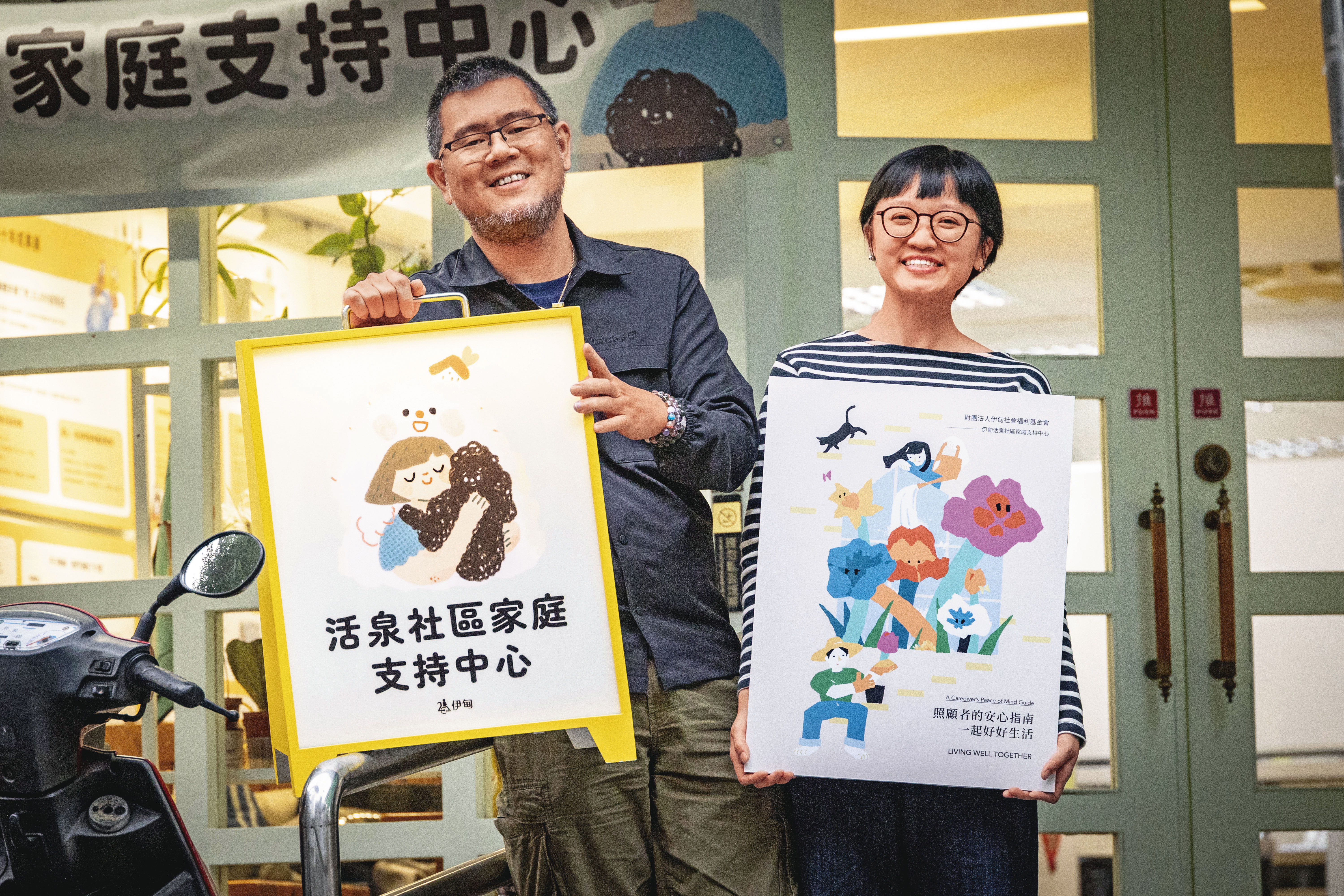伊甸基金會活泉社家的陳建豪（左）、莊雅雯（右）協助許多家庭照顧者整理自己的經驗並出版成冊，成為實用的知識。