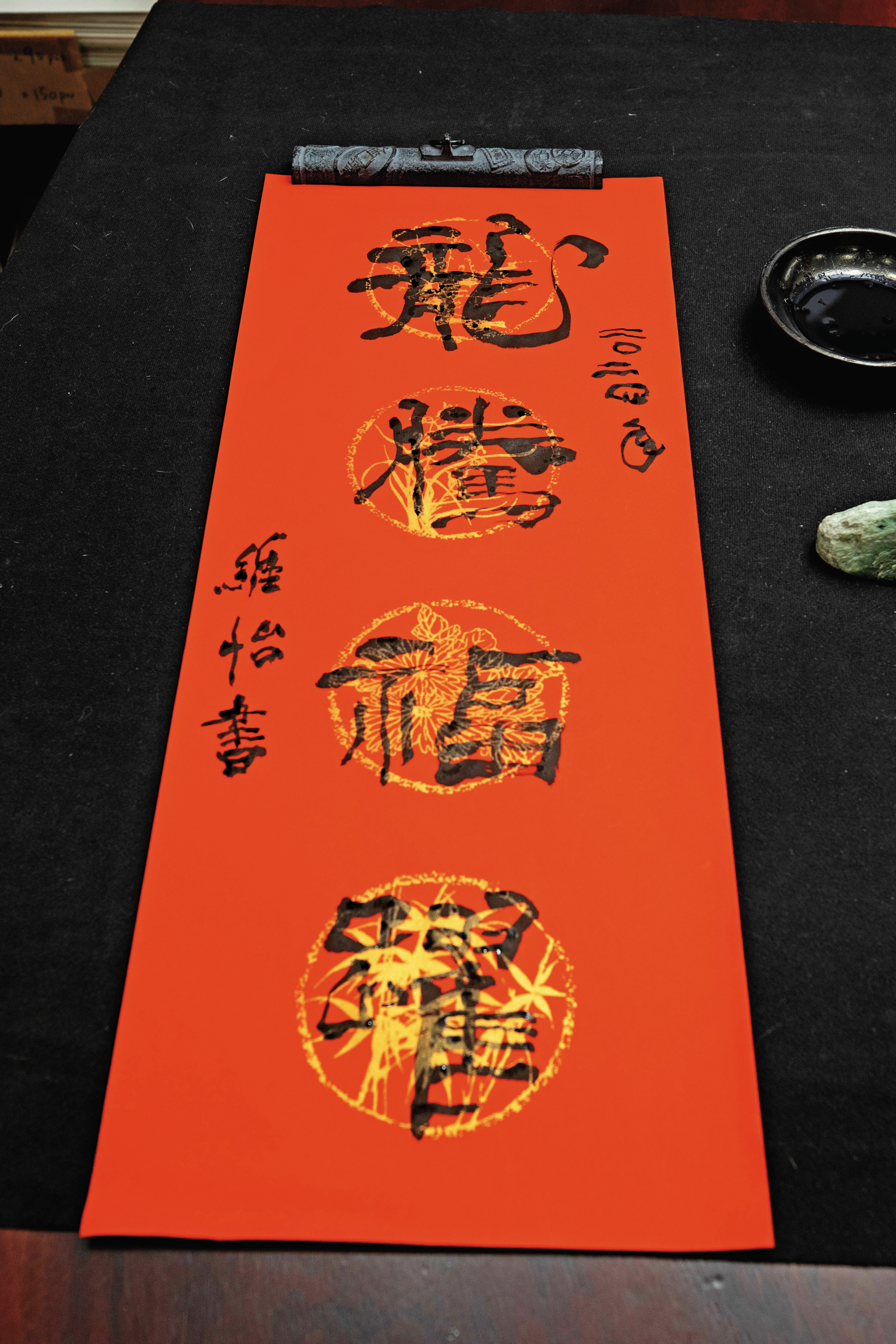 福隆棉紙的手抄紙有毛細孔，易吸墨，更能呈現書寫字體效果，上色也特別牢固，遇水不會掉色。（萬年紅四言瓦當，200元／10張）