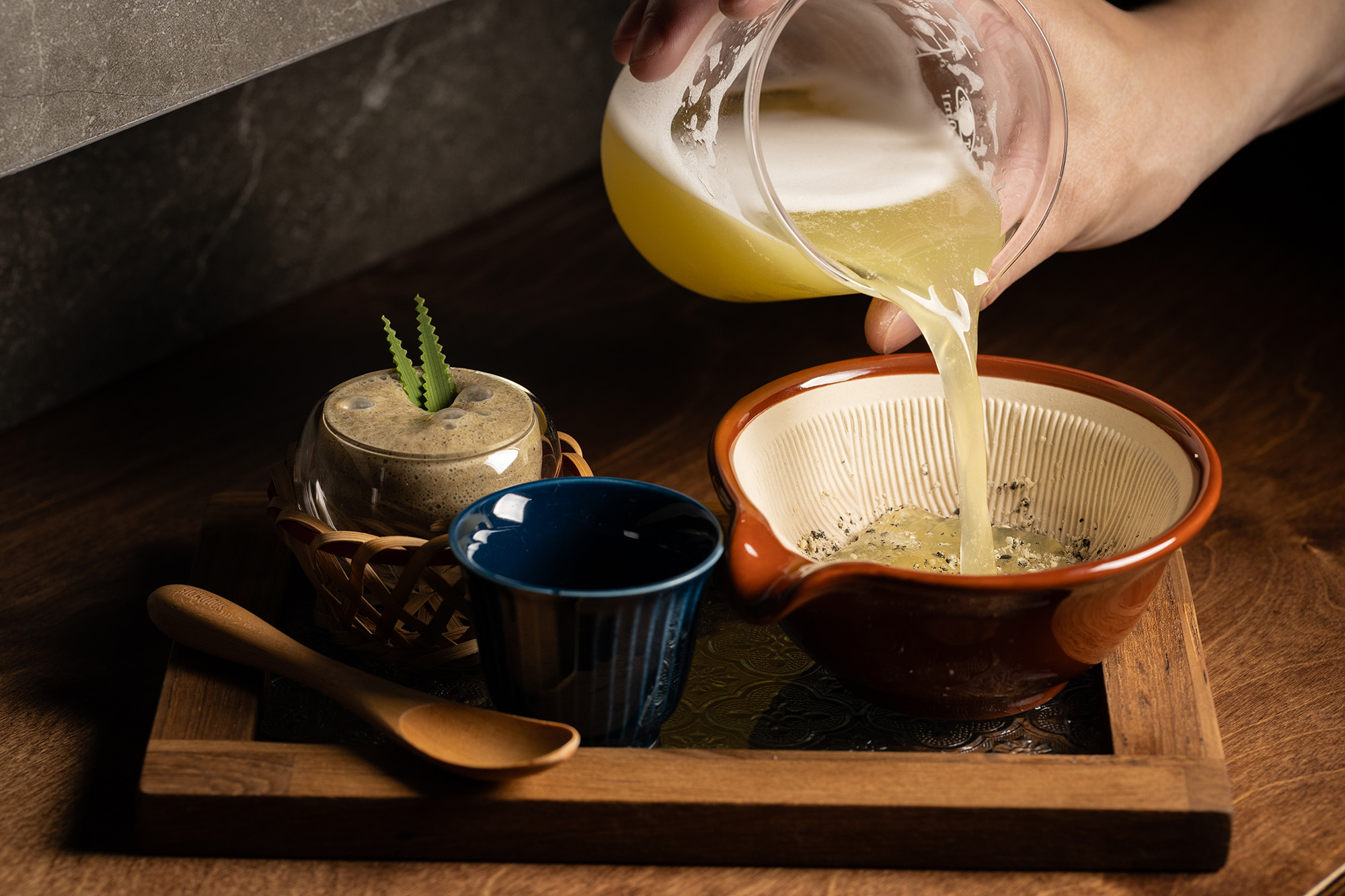 以擂茶為靈感的「三生湯」,建議將冰調酒(左)與熱擂茶(右)交替飲用,感受不同溫度帶來的風味變化。(420元/杯)