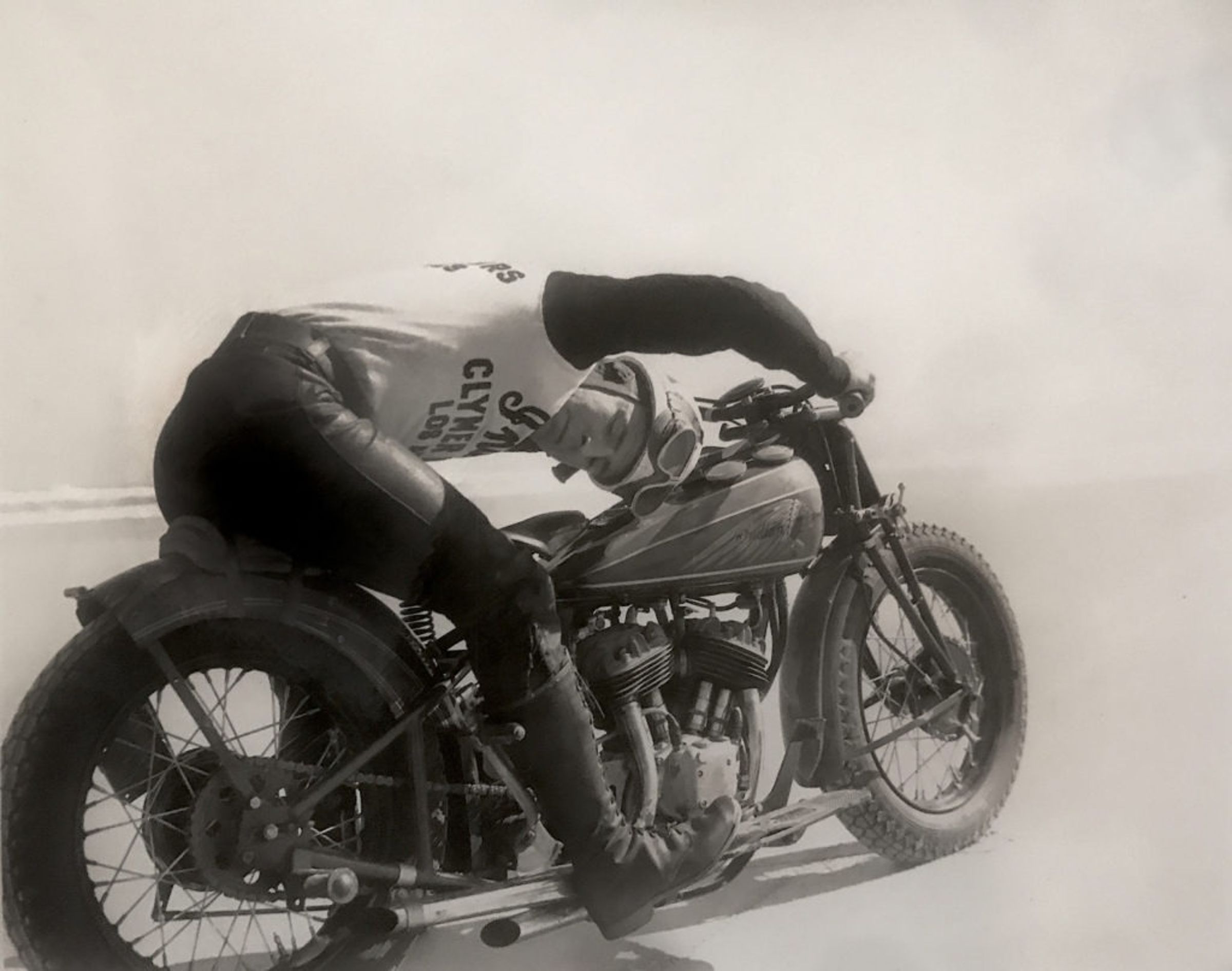 1937年第一屆Daytona 200賽事,Ed Kretz騎著Scout一舉奪冠,從此「鋼鐵人」的稱號深深刻在騎士的記憶中。