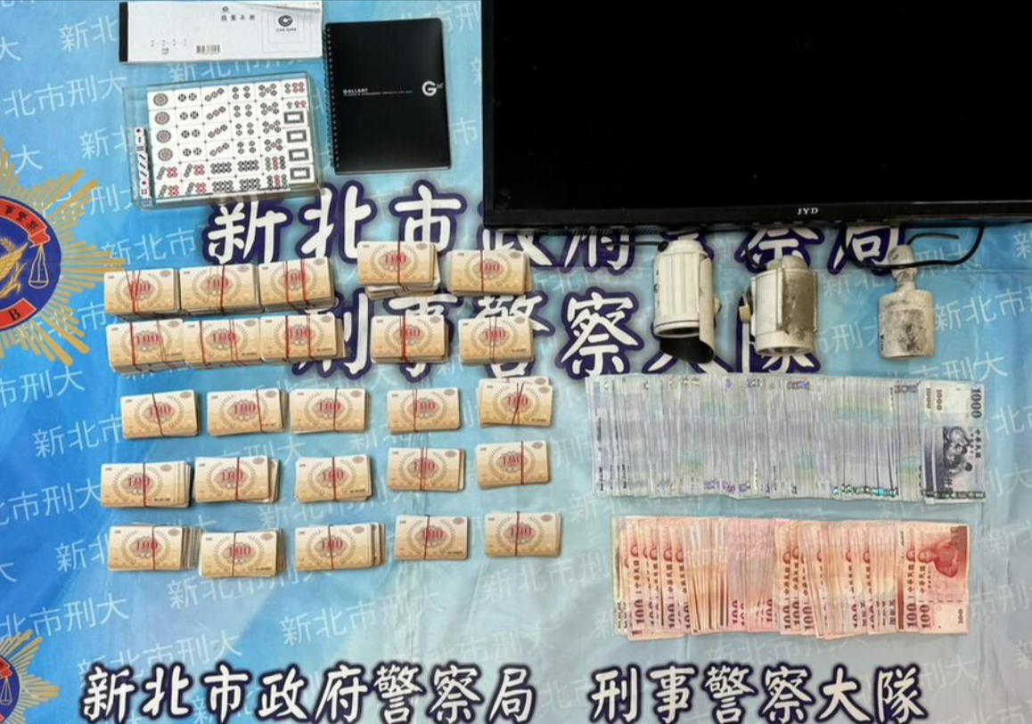 警方查扣麻將、骰子、本票、帳冊1本及賭資26萬2600元等證物。（警方提供）