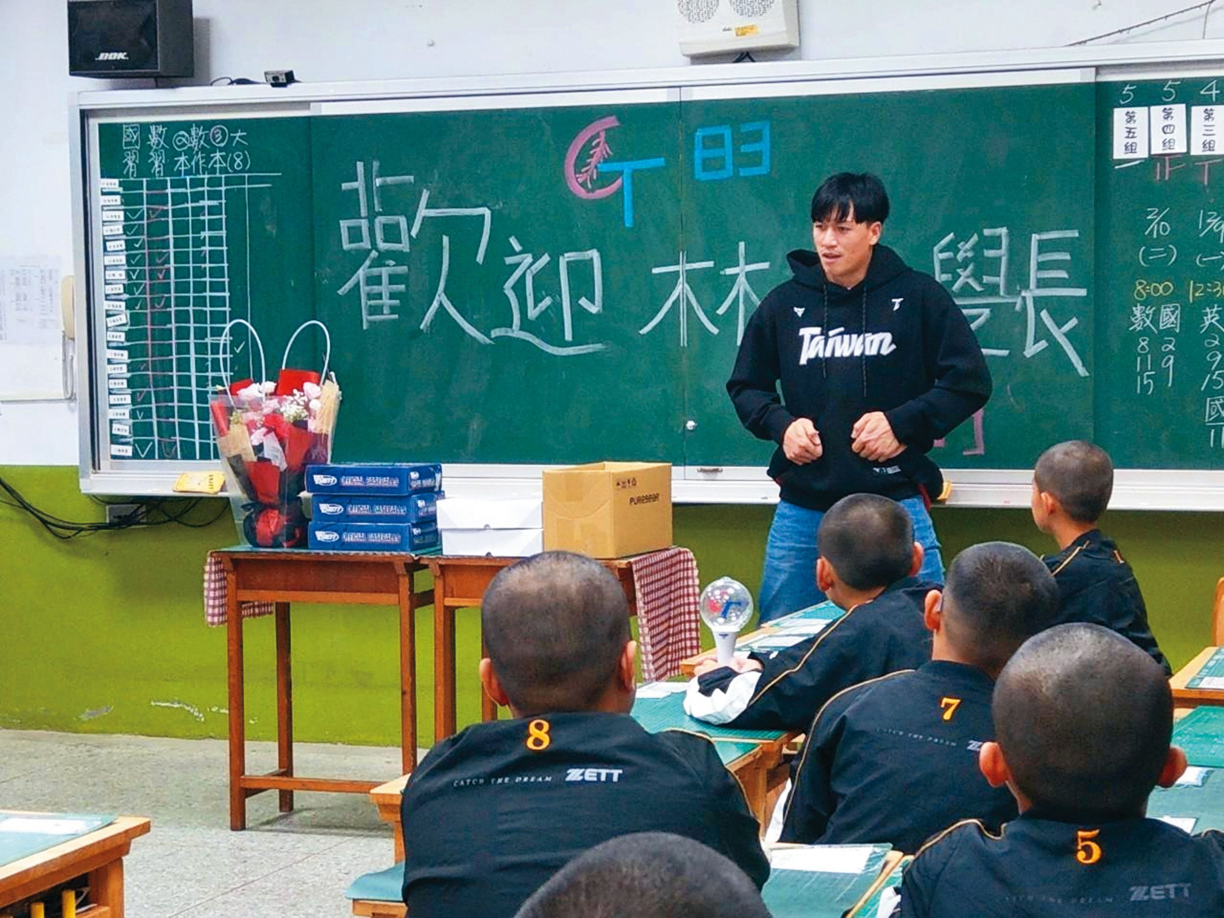 做為台灣英雄,林立回到母校,向學弟妹分享勵志經驗。(翻攝自Rakuten Monkeys粉絲團)