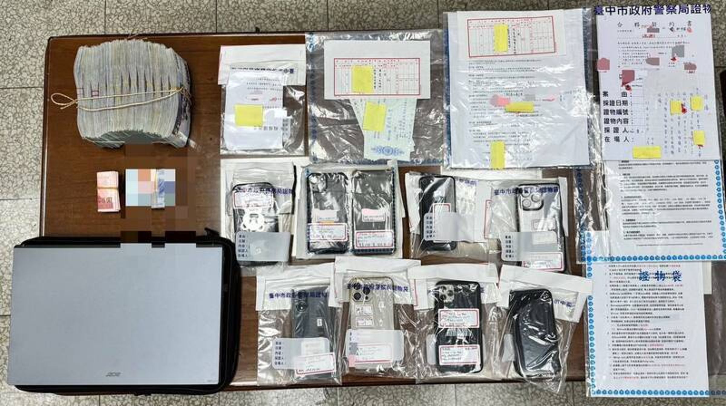 警方查扣明仁會成員李男地下賭場的股權讓渡書、荷官守則、以及手機等證物（翻攝畫面）