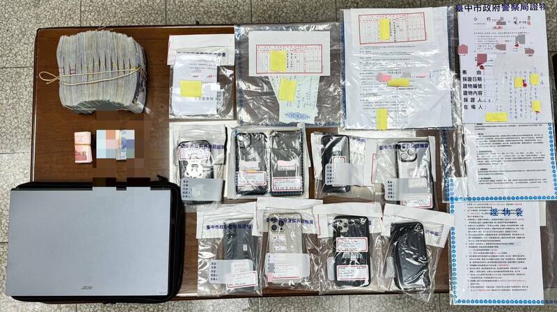 警方查扣明仁會成員李男地下賭場的股權讓渡書、荷官守則、以及手機等證物(翻攝畫面)