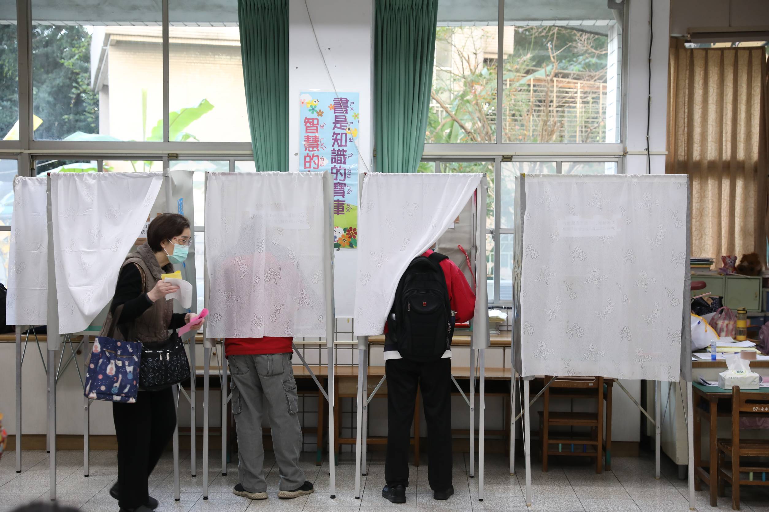 中選會昨日指出，台北市、桃園市、高雄市、彰化縣與嘉義縣都有投票所政黨票開票數字誤植情形，經確認後已更正。