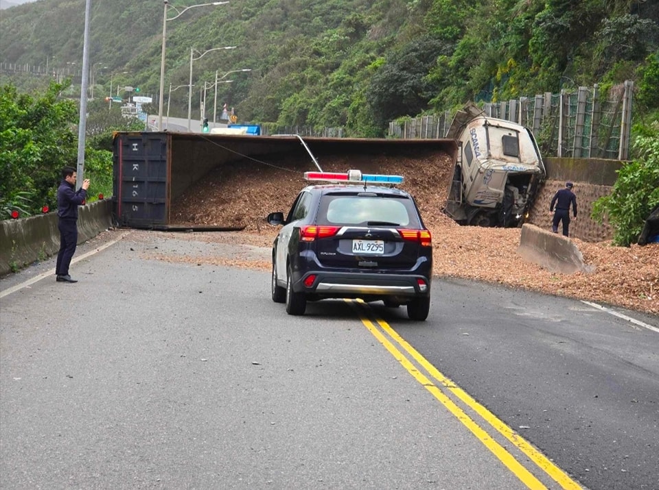 台2線南下約88公里處，今天清晨6點50分左右發生曳引車翻覆事件，導致雙向交通一度堵死。（翻攝自以蘇花公路即時路況為主的平台）