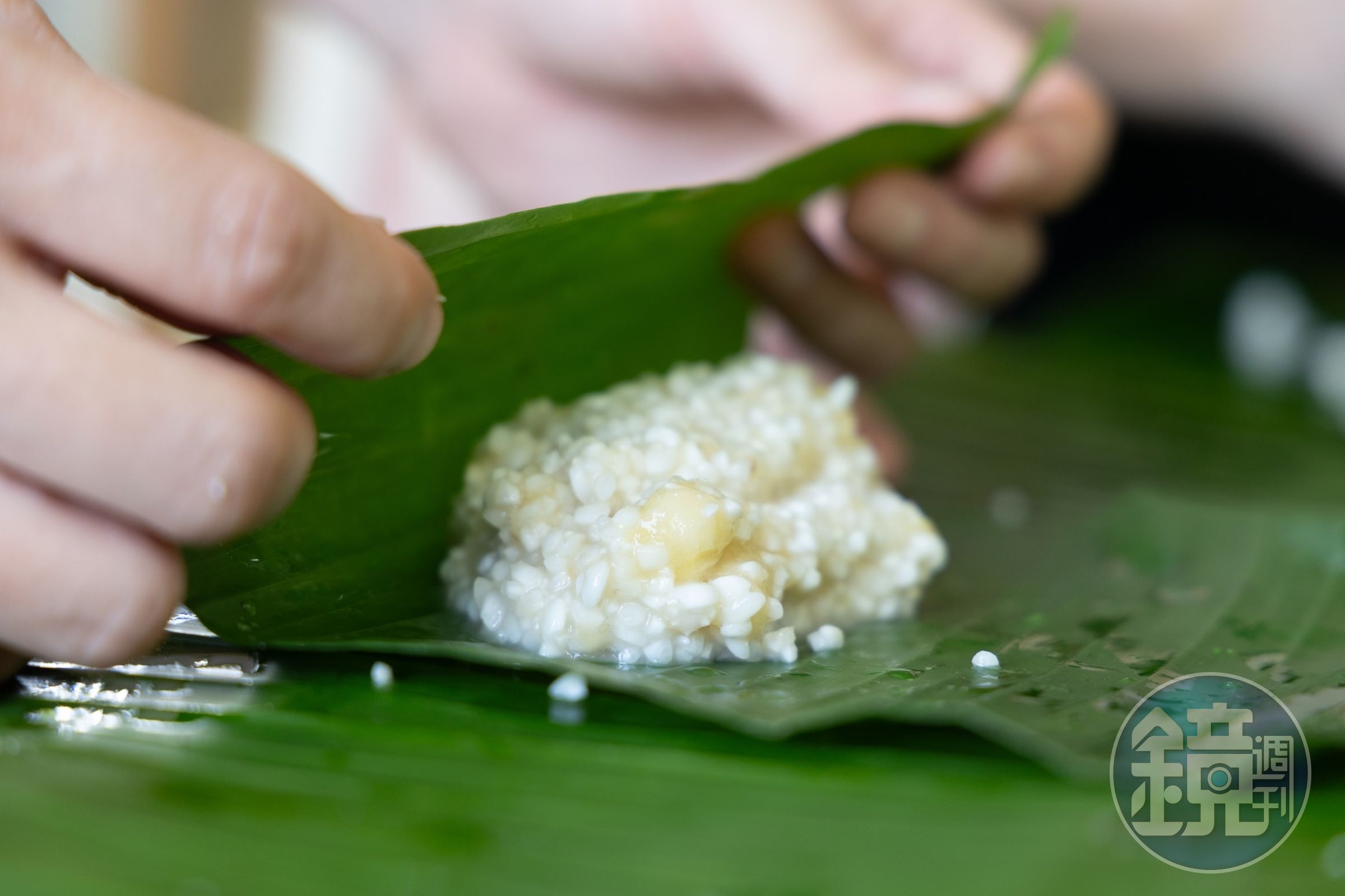 香蕉飯以圓糯米拌入熟香蕉，還會加入小米提味，再以野生香蕉葉包裹，蒸出自然果香。
