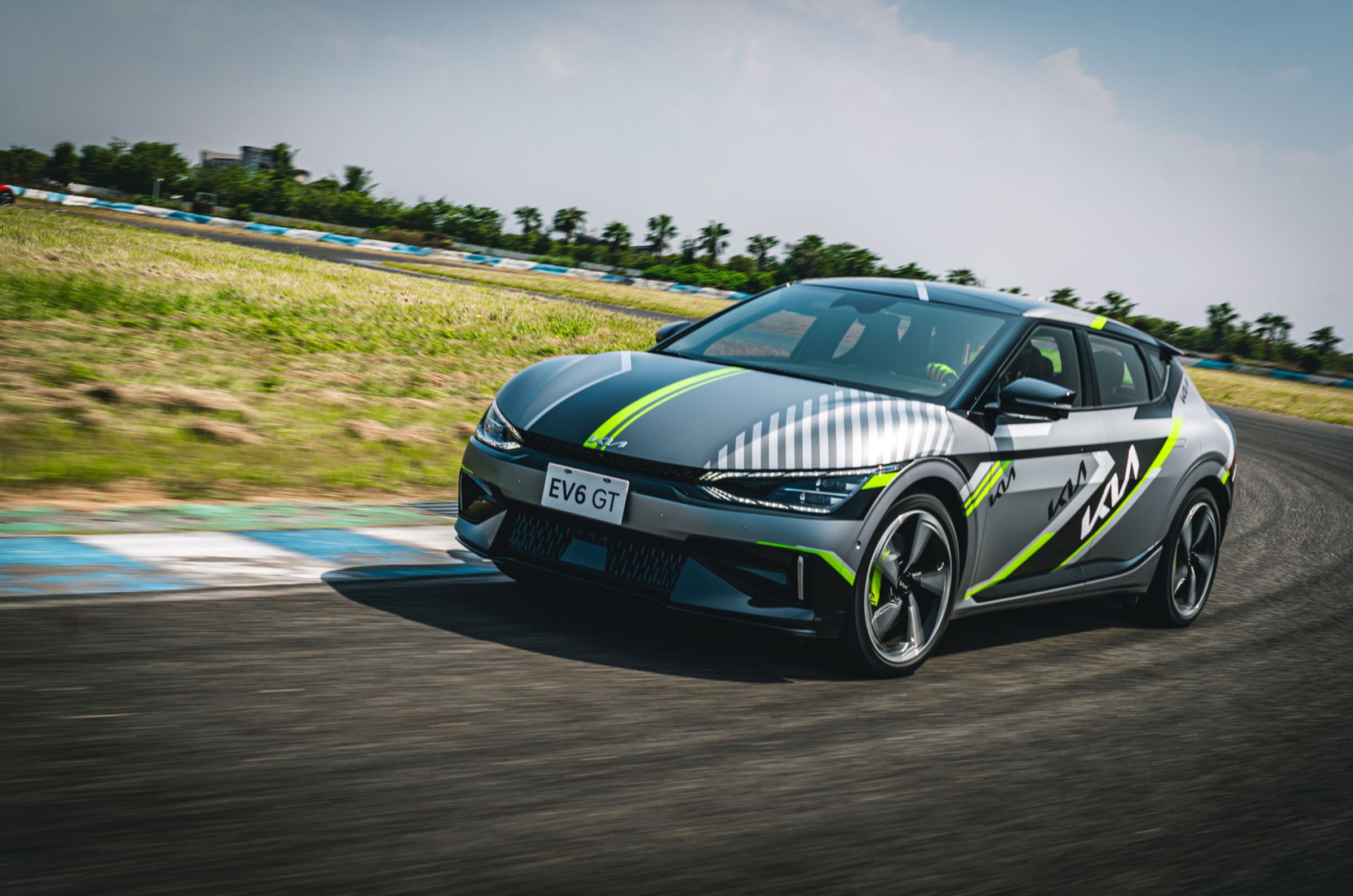 EV6 GT擁有Kia全新的Digital Tiger Face車頭設計，搭配天翔之翼數位日行燈和IFS LED智能前方照明系統，展現出獨特且前衛的科技感。