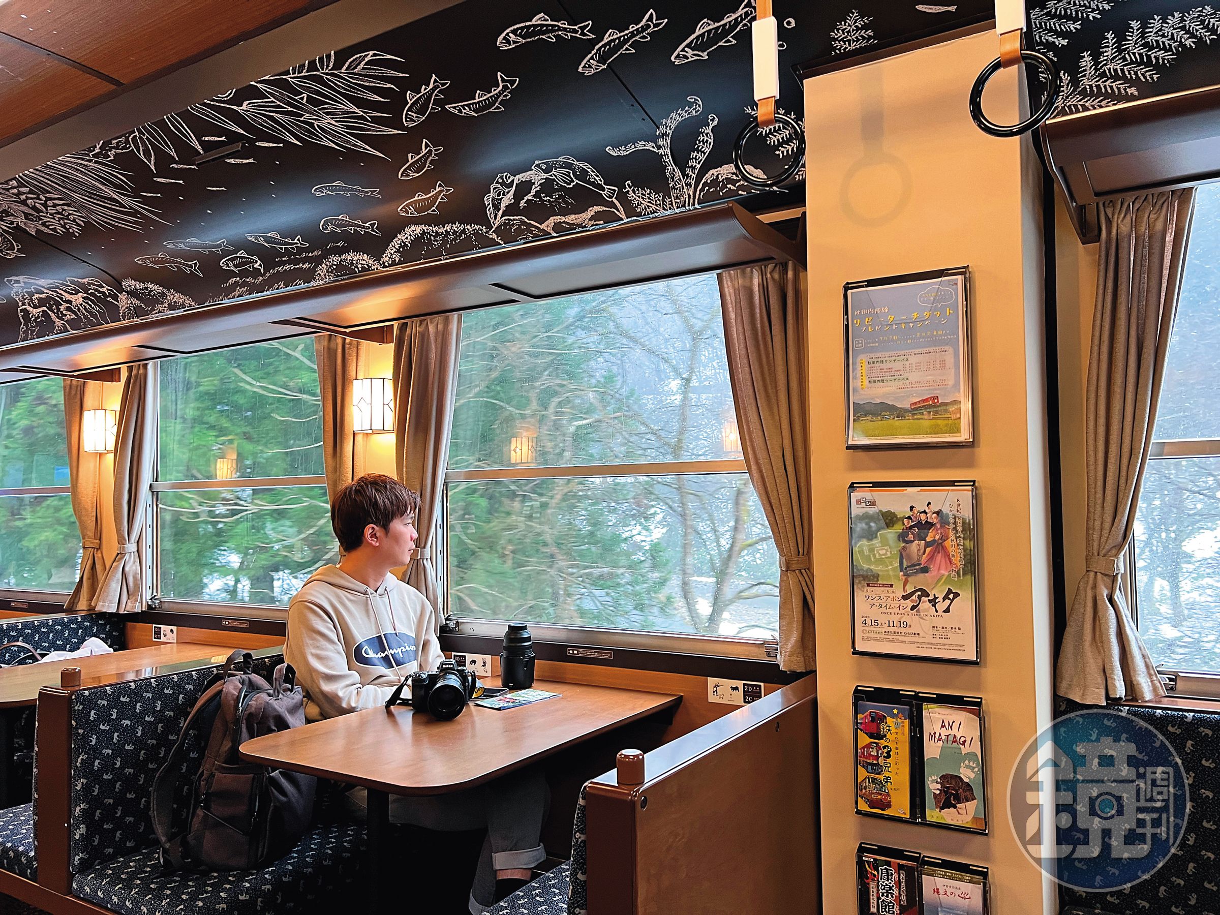 就算不是鐵道迷，也會沉迷於秋田內陸線的冬季風光，列車進隧道時，車頂上還會出現螢光繪製的星座圖。