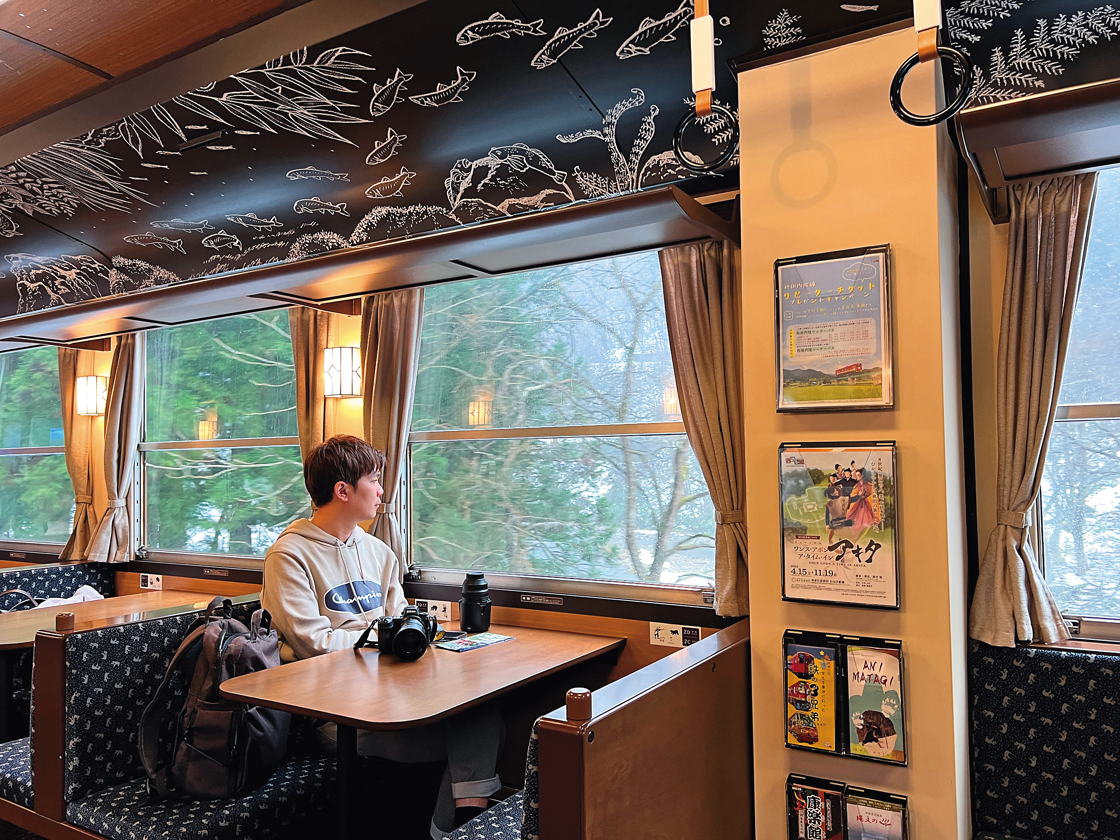 就算不是鐵道迷,也會沉迷於秋田內陸線的冬季風光,列車進隧道時,車頂上還會出現螢光繪製的星座圖。