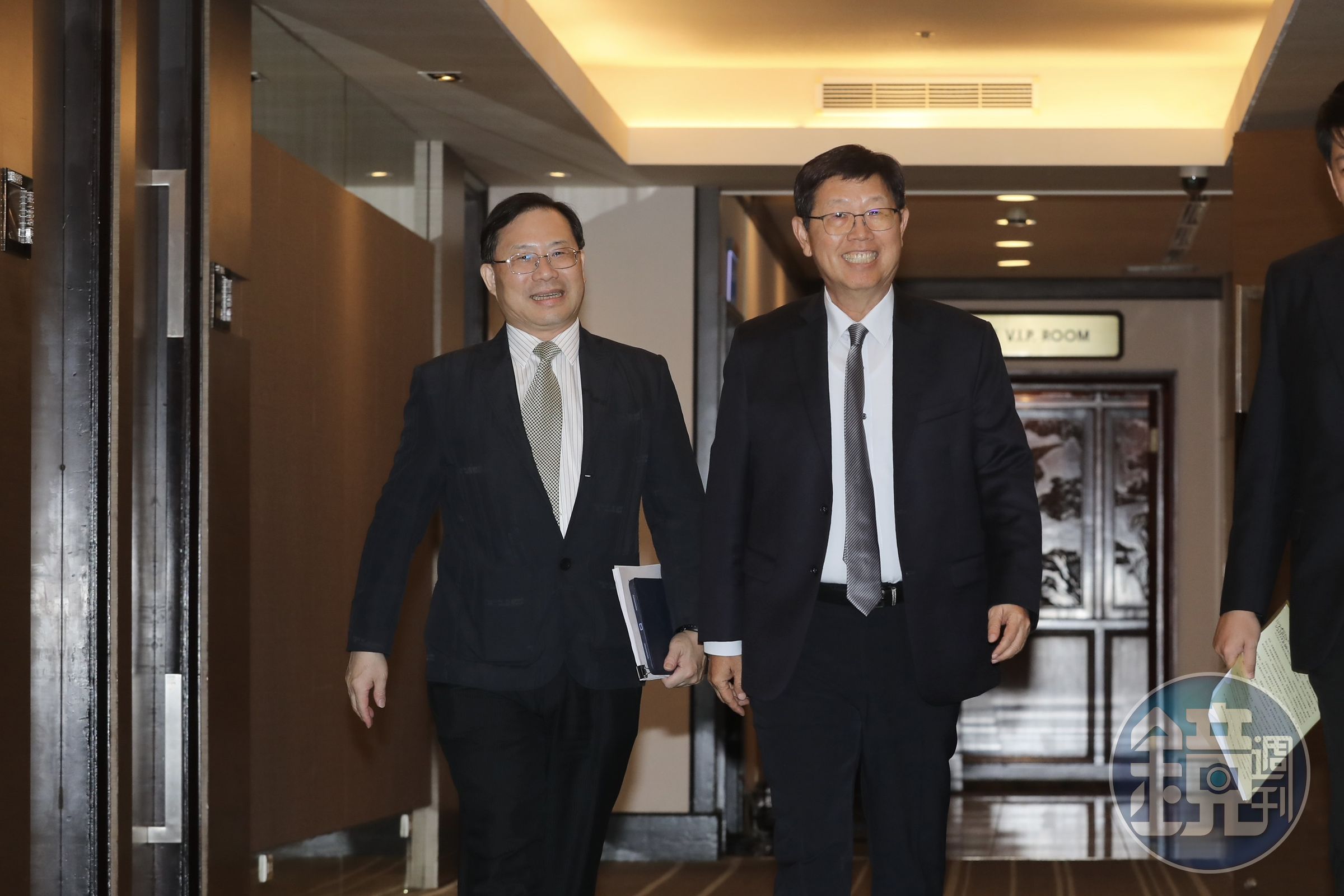 電電公會今日舉行理監事會,身為電電公會理事長的鴻海董事長劉揚偉(右)透露,有1/4的會員會受到對等關稅較大的影響。
