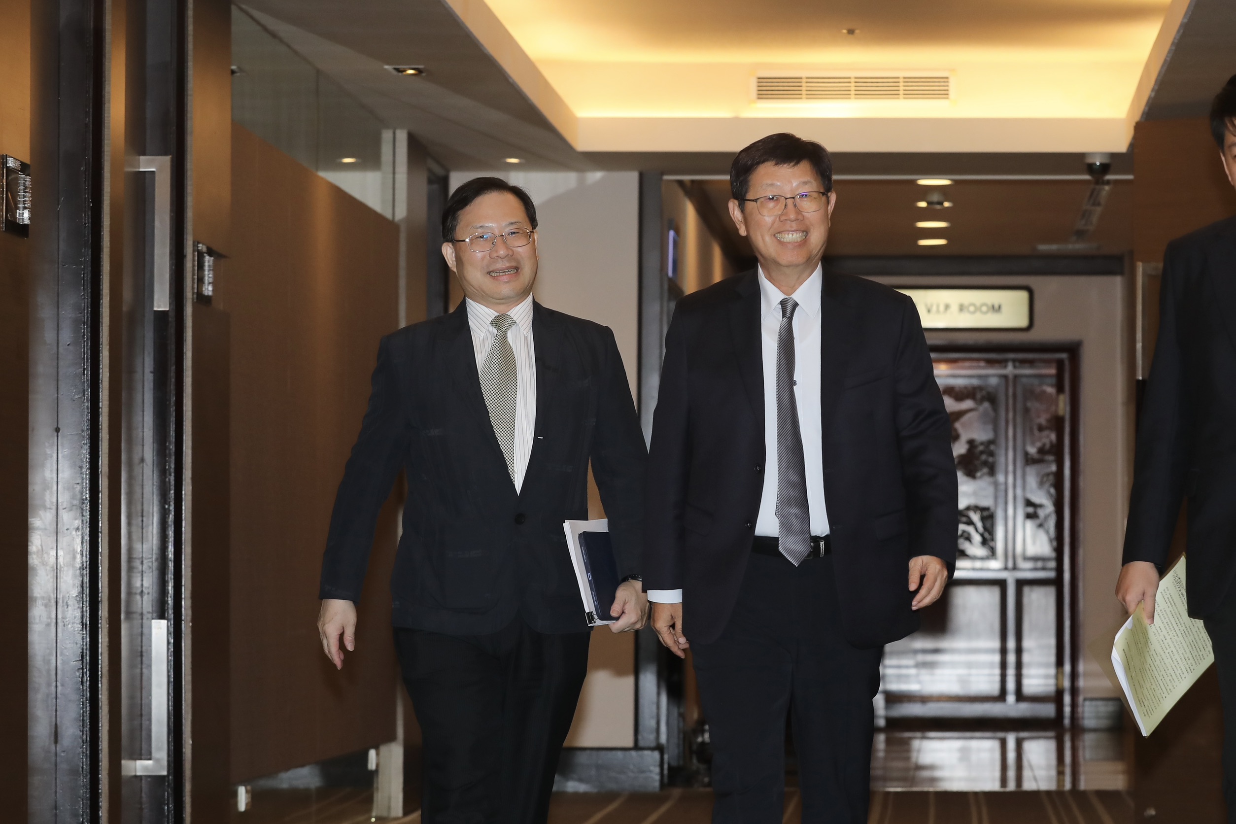 電電公會今日舉行理監事會，身為電電公會理事長的鴻海董事長劉揚偉（右）透露，有1/4的會員會受到對等關稅較大的影響。