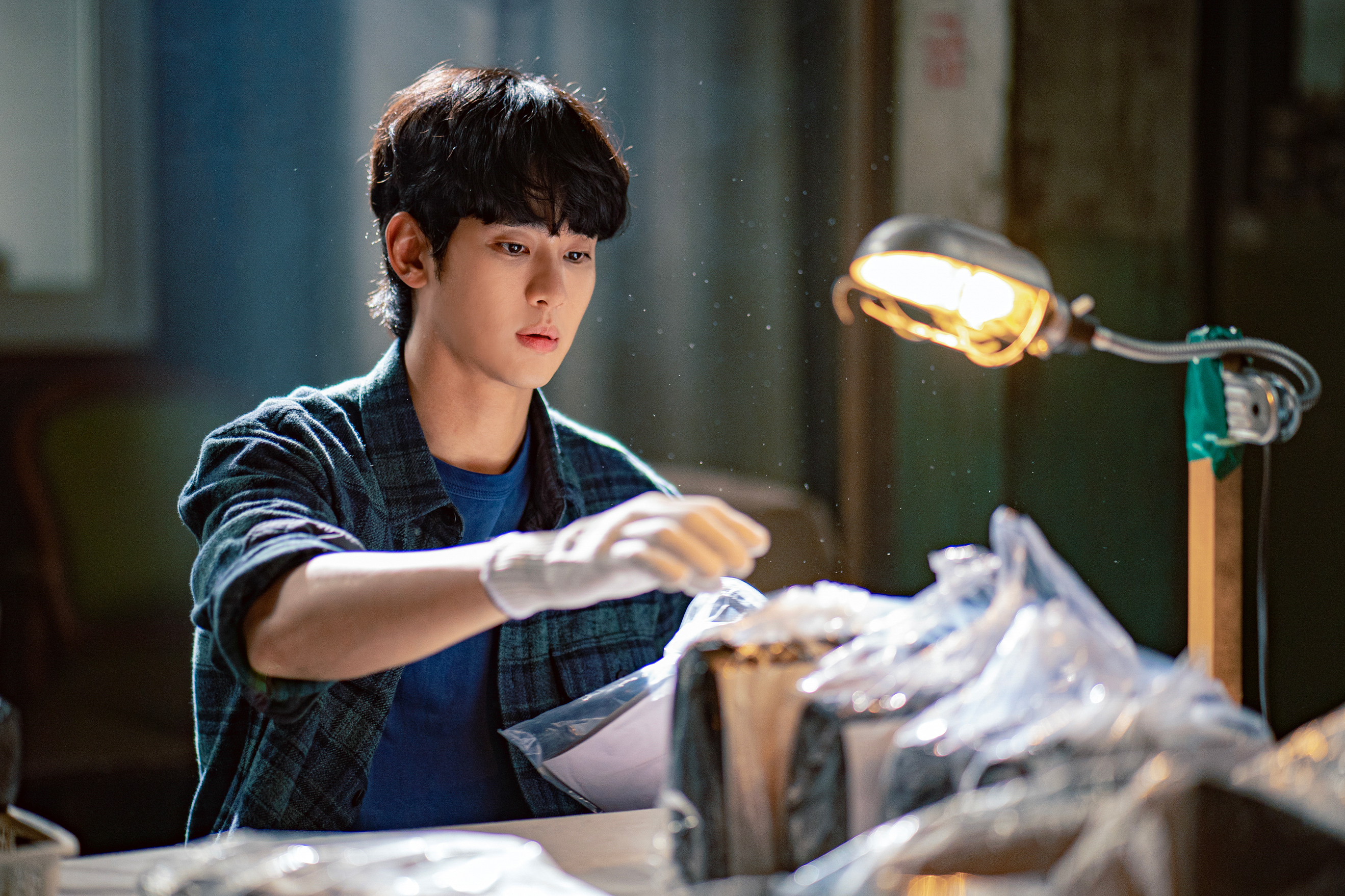 金秀賢主演新劇《山寨人生》斥資600億韓元製作，Disney+今（21日）宣布暫緩公開，也有可能無限期擱置。（Disney+提供）