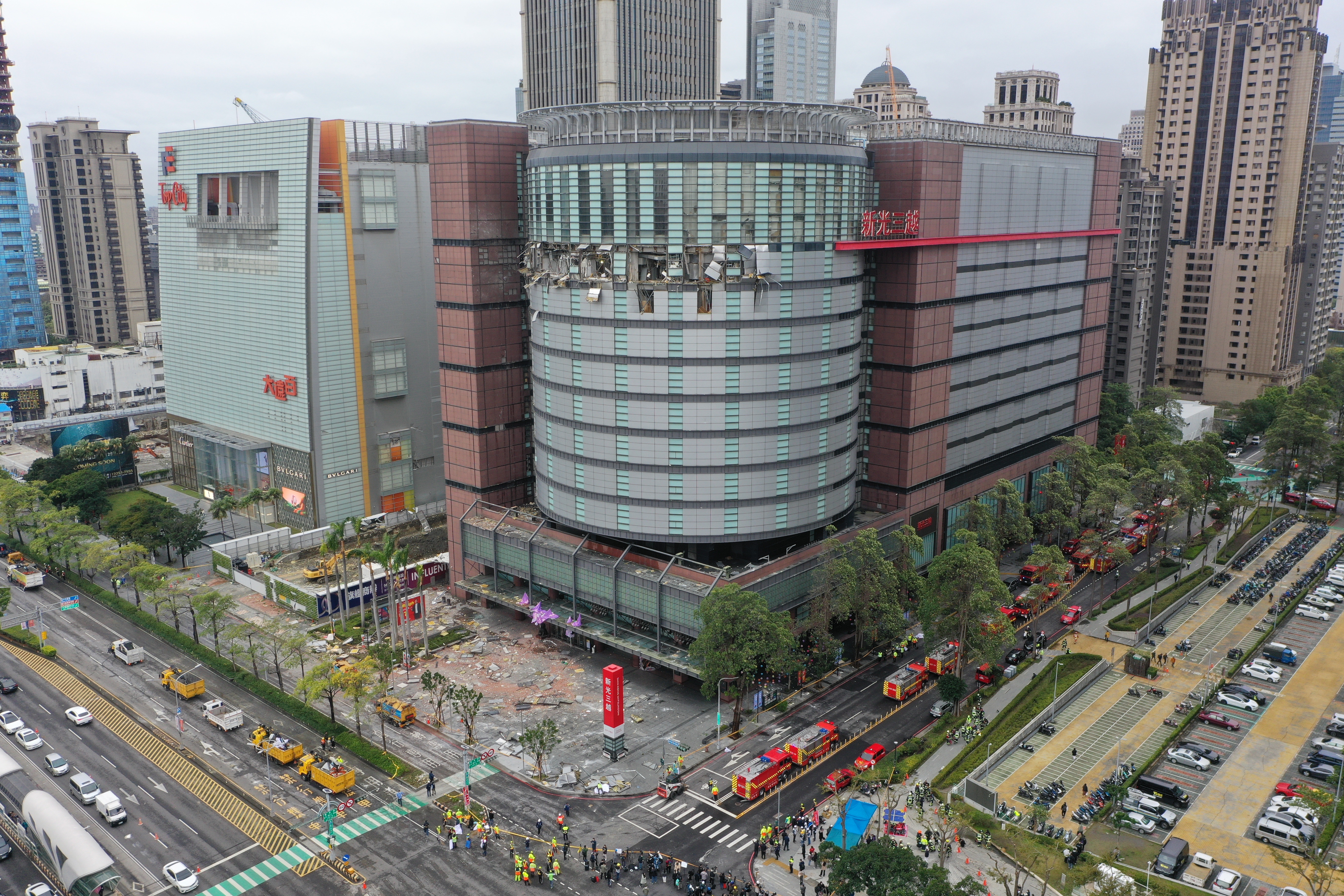 台中新光三越12樓發生爆炸，現場一片混亂。