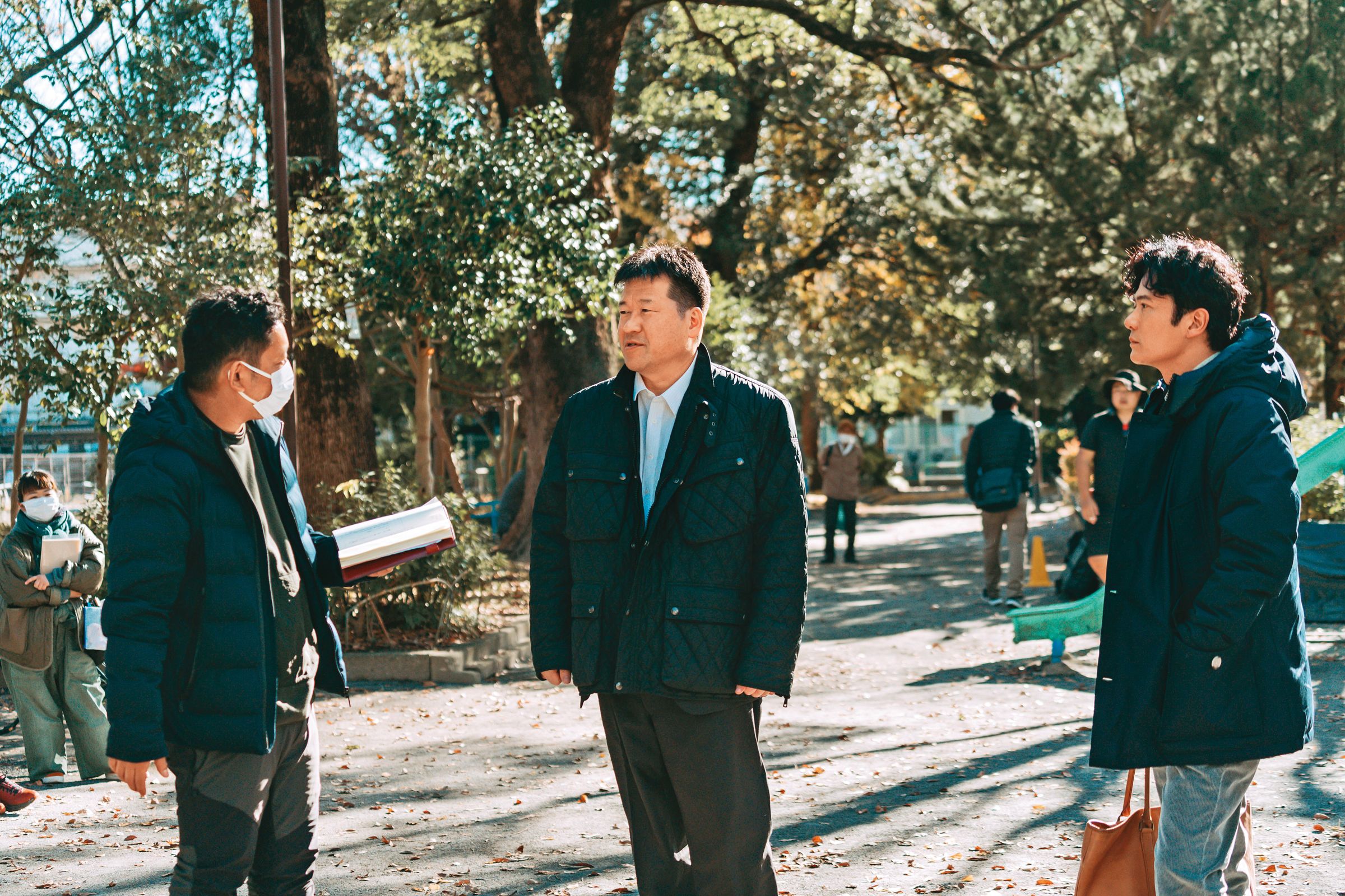 導演入江悠（左起）在拍片現場為佐藤二朗和稻垣吾郎講解兩人的對手戲。（光年映畫提供）